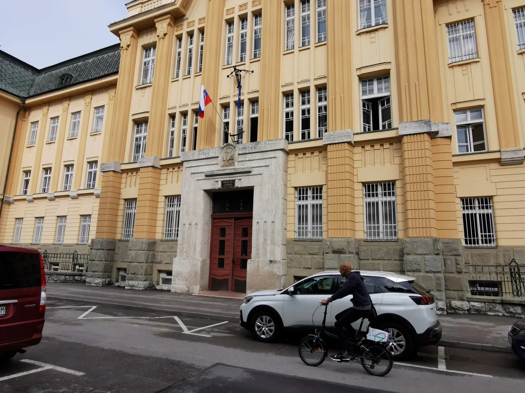 Krajský súd v Trenčíne rozhodoval o osude muža, ktorý si dohodol rande s 13-ročným dievčaťom.
