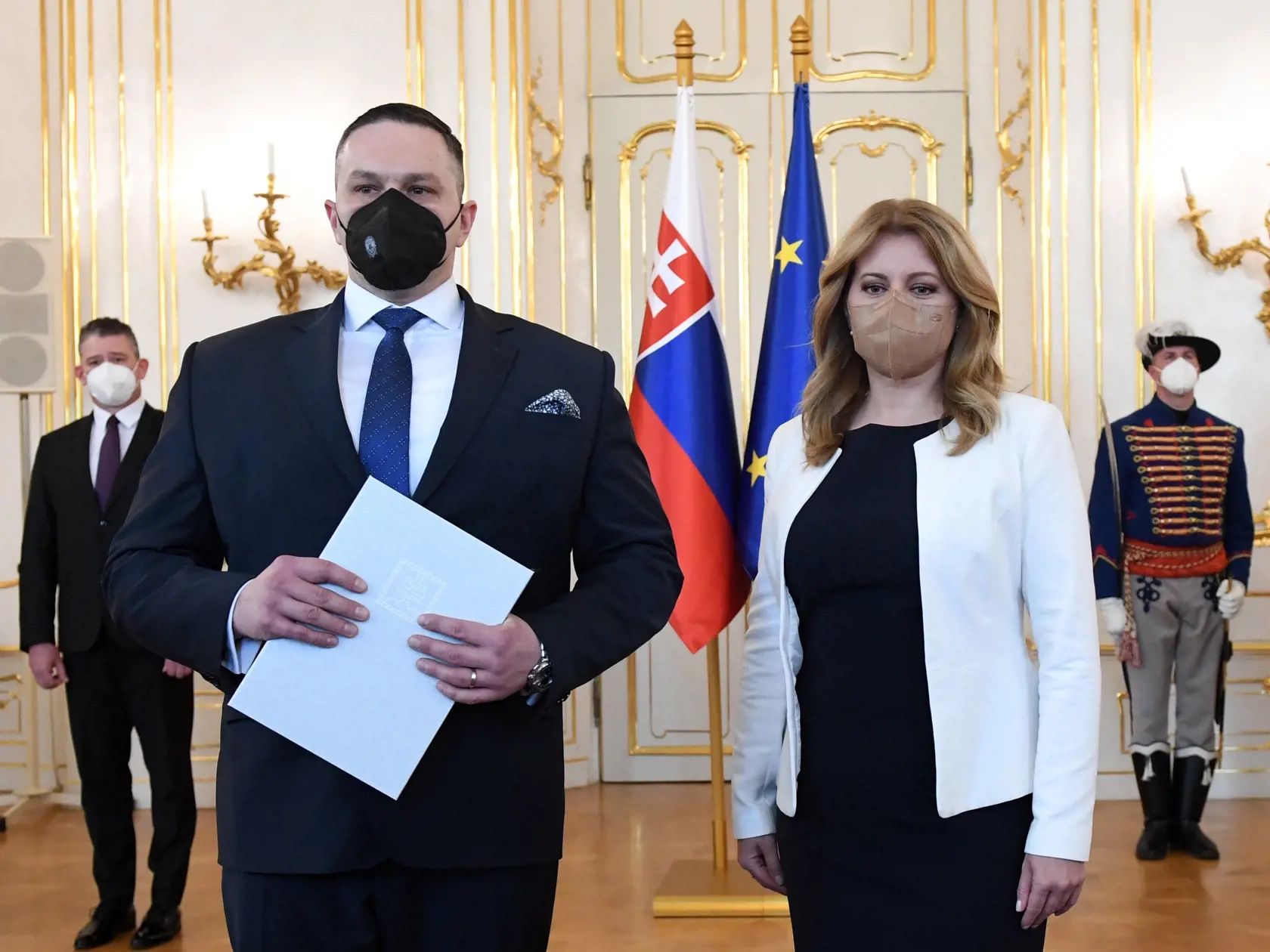 Prezidentka SR Zuzana Čaputová vymenovala na návrh vlády SR nového riaditeľa Slovenskej informačnej služby (SIS) Michala Aláča 6. mája 2021 v Prezidentskom paláci v Bratislave. FOTO TASR - Martin Baumann