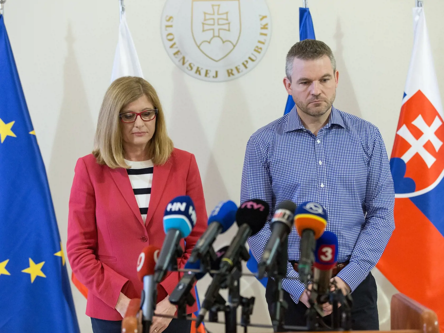 Zľava: Podpredsedníčka vlády a ministerka pôdohospodárstva a rozvoja vidieka SR Gabriela Matečná a predseda vlády SR Peter Pellegrini počas tlačovej konferencie k aktuálnej politickej téme, na ktorej ohlásili plánované stretnutie s východoslovenskými farmármi. Bratislava, 6. apríl 2018.