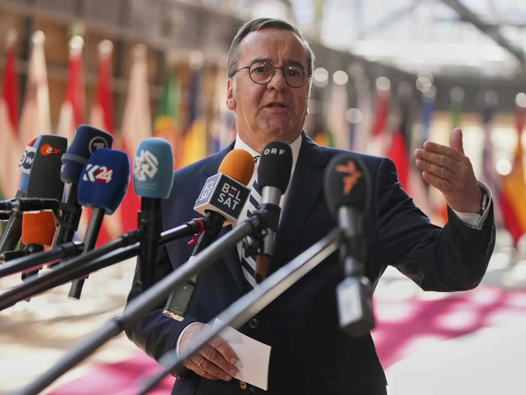 Nemecký minister obrany Boris Pistorius hovorí s novinármi počas jeho príchodu na stretnutie ministrov obrany členských krajín NATO v sídle Európskej rady v Bruseli 20. mája 2025.