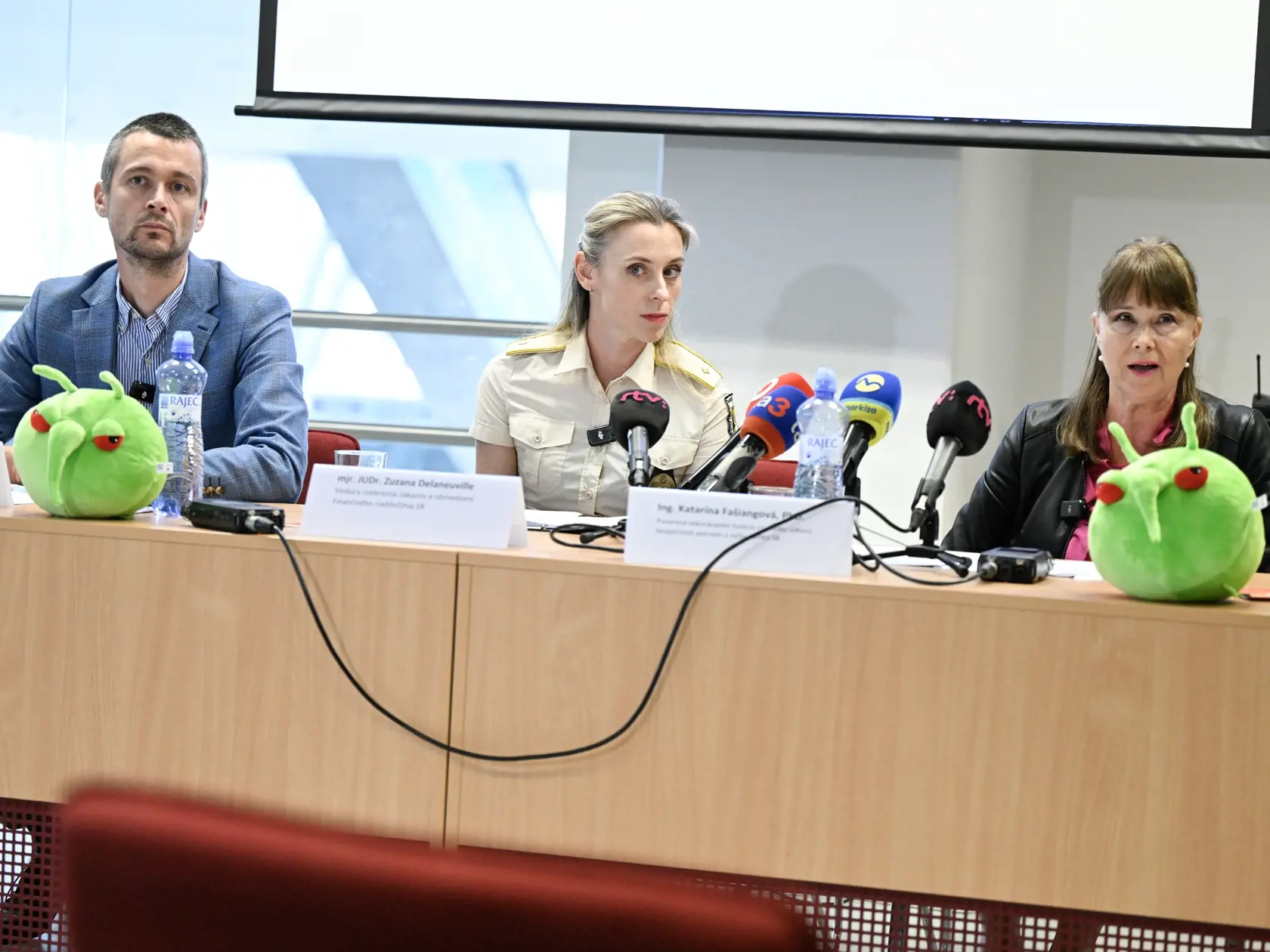 Na snímke zľava riaditeľ odboru rastlinnej výroby Ministerstva pôdohospodárstva a rozvoja vidieka (MPRV) SR Juraj Pénzeš, vedúca oddelenia zákazov a obmedzení Finančného riaditeľstva SR Zuzana Delaneuville a poverená vykonávaním funkcie riaditeľky odboru bezpečnosti potravín a výživy  (MPRV SR Katarína Fašiangová počas tlačovej konferencie na tému Zakázané suveníry z letnej dovolenky 26. júna.