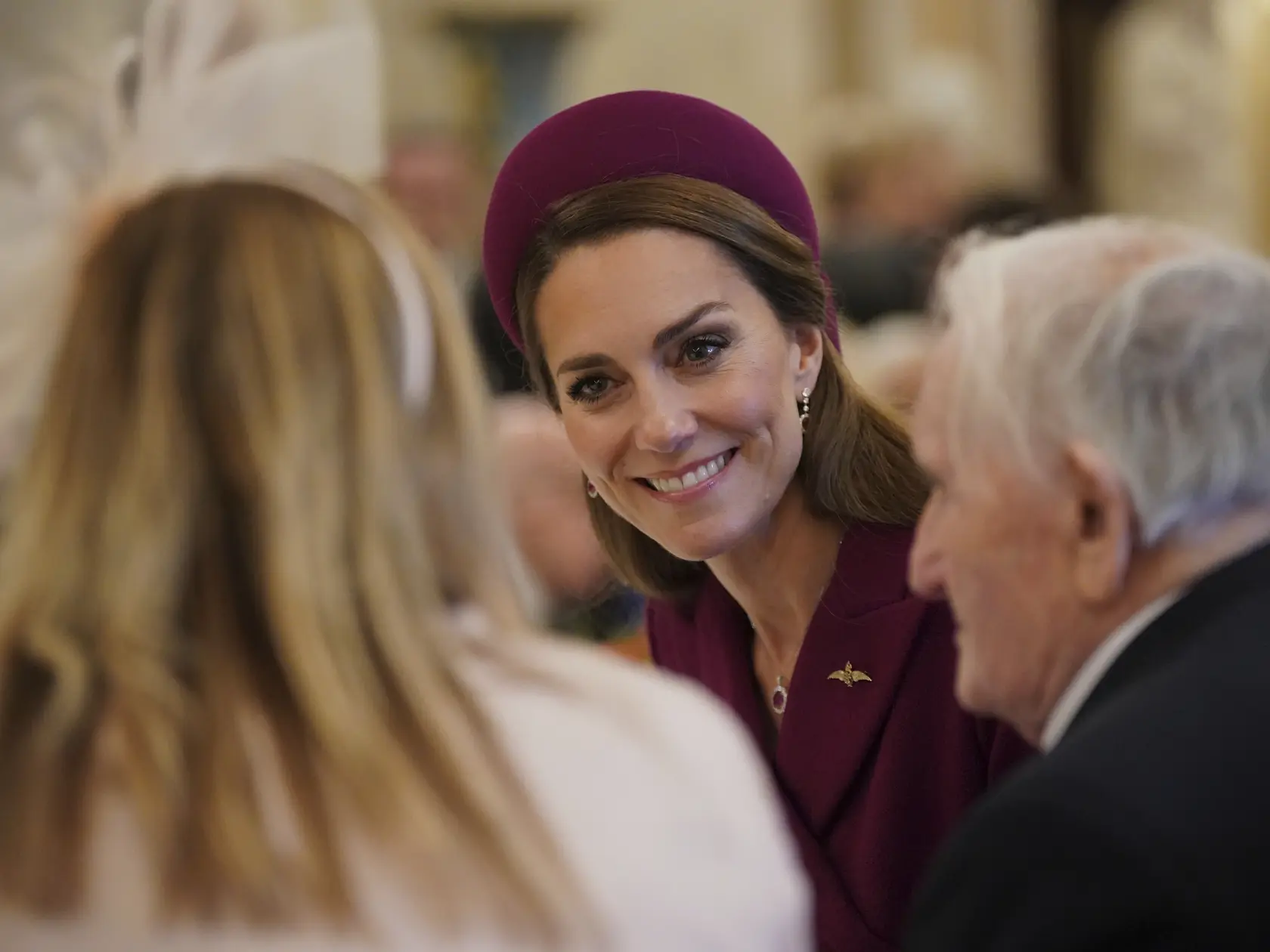 Meghan Markle a Kate Middleton sa pred kráľovskou svadbou Meghan a princa Harryho v roku 2018 pohádali kvôli šatám pre družičky. Meghan popiera, že by sa správala nevhodne a tvrdí, že ona je tá, ktorej ublížili.