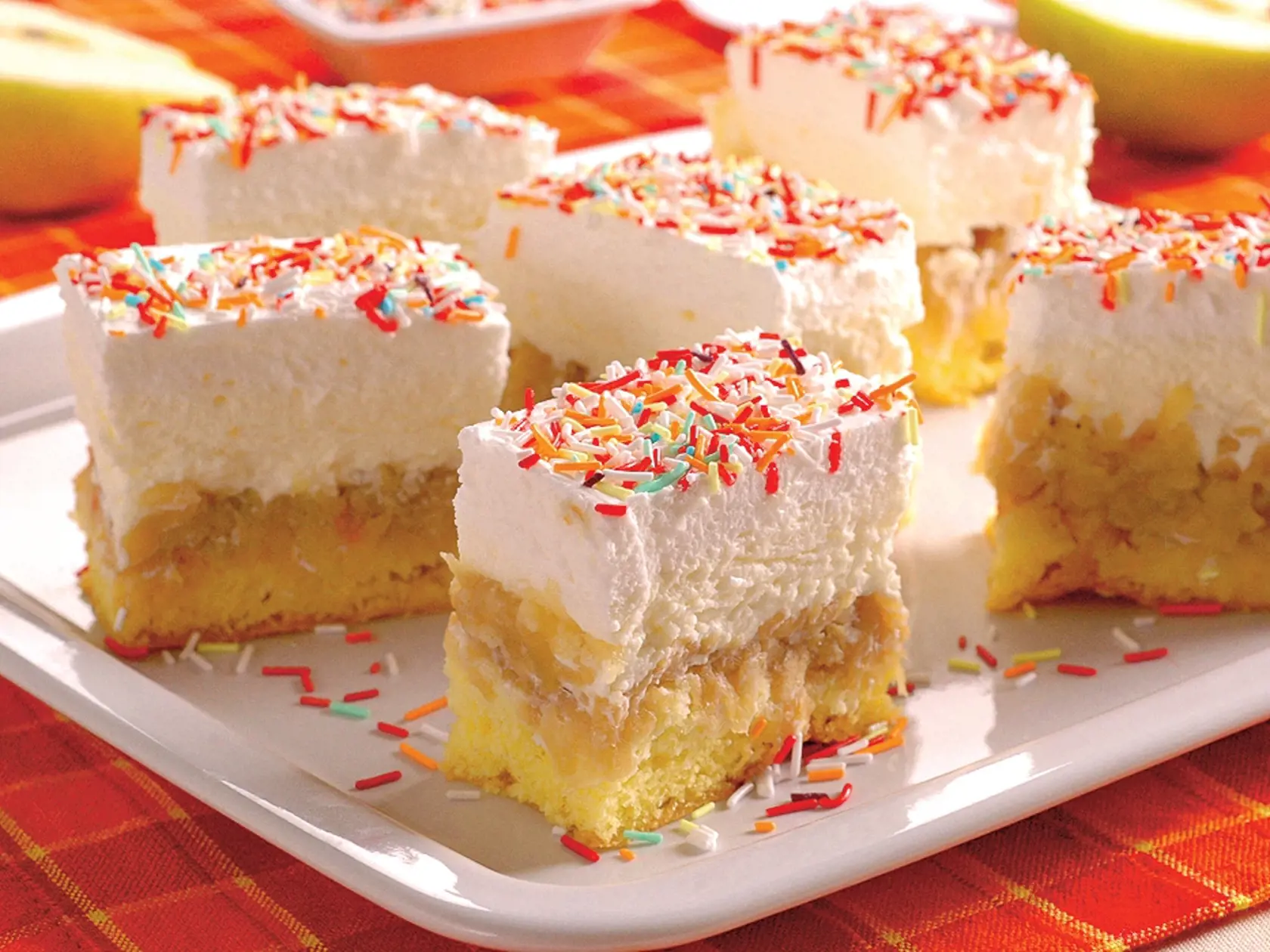 Jablkový krémeš, recept, zákusok, koláč, jablká, puding, šľahačka
Foto: Peter Záhradník
Uverejnené: Báječná Žena č. 23/09 
pôvodný súbor:jablkovy kremes.eps