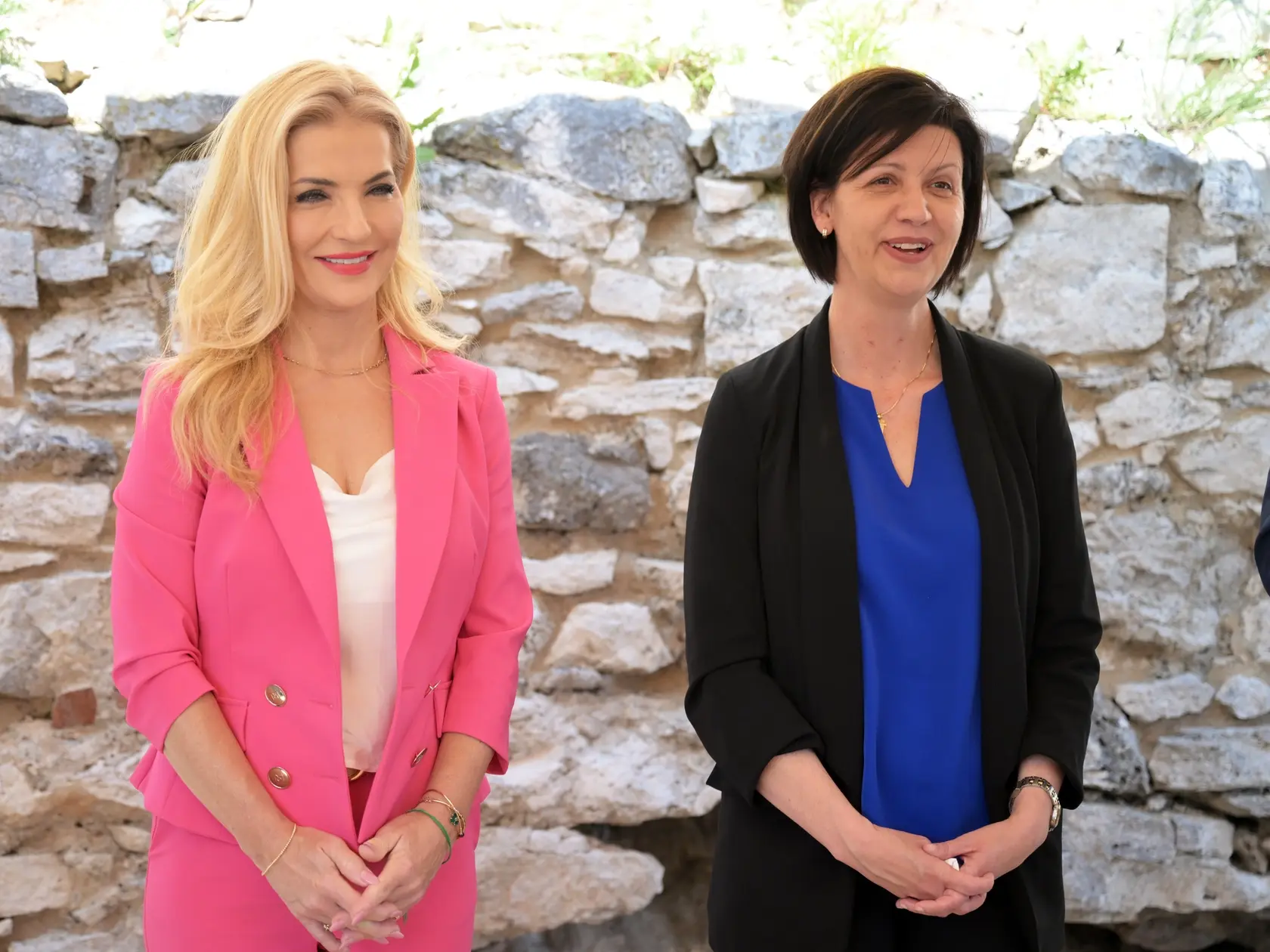 Na snímke zľava ministerka kultúry SR Martina Šimkovičová (nominantka SNS) a generálna riaditeľka Slovenského národného múzea (SNM) Andrea Predajňová počas tlačovej konferencie na Spišskom hrade na tému záchrana Románskeho paláca na Spišskom hrade v stredu 4. júna 2025. FOTO TASR – František Iván