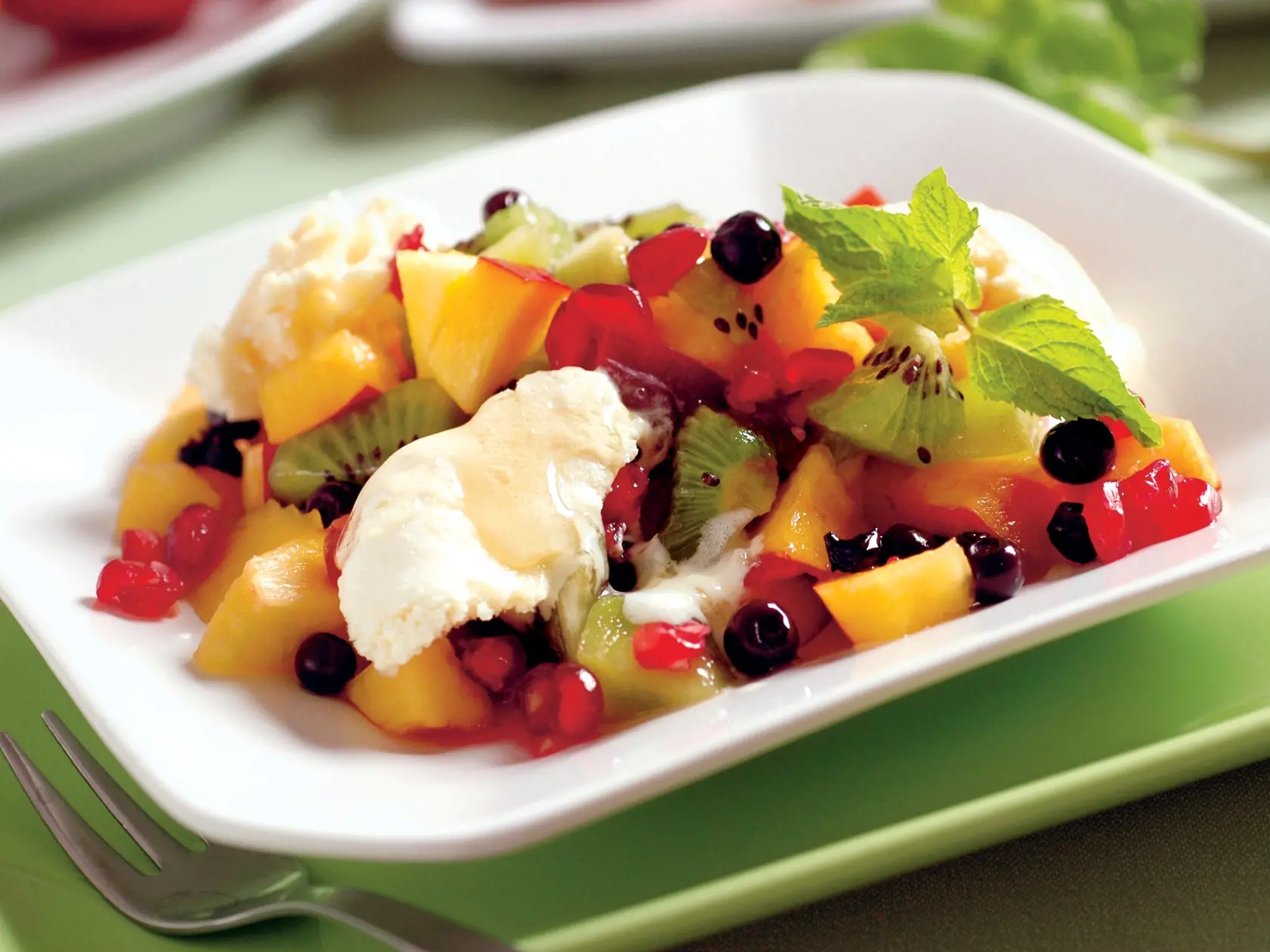 Ovocný šalát, recept, mango,granátové jablko, čučuriedky, jablko, kiwi, broskyne, nektarinky, mäta
Foto: Peter Záhradník
Uverejnené: Šarm č. 30/08
pôvodný súbor:ovocny salat 3.eps