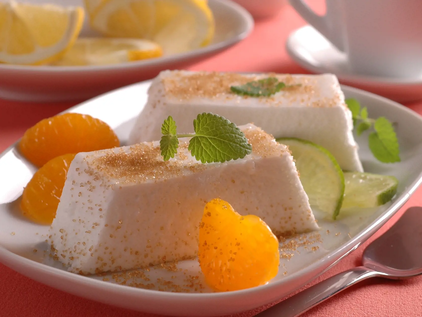 Bielkove platky s ovocim
Recept pre 3 osoby
Potrebujeme :
3 bielka, 120 g krupicoveho cukru, limetkova stava, 3 platky zelatiny, mandarinkovy kompot, hnedy cukor, listky medovky

Postup
zelatinu dame napucat do ovocnej stavy. Z bielkov vyslahame tuhy sneh. Do vyslahaneho snehu po malych castiach pridame krupicovy cukor, a spolu znova vyslahame do tuha. Primiesame limetkovu stavu, napucanu zelatinu, a premiesame. Vyslahanou hmotou naplnime studenou vodou oplachnutu formu, ktoru nechame odstat 2-3