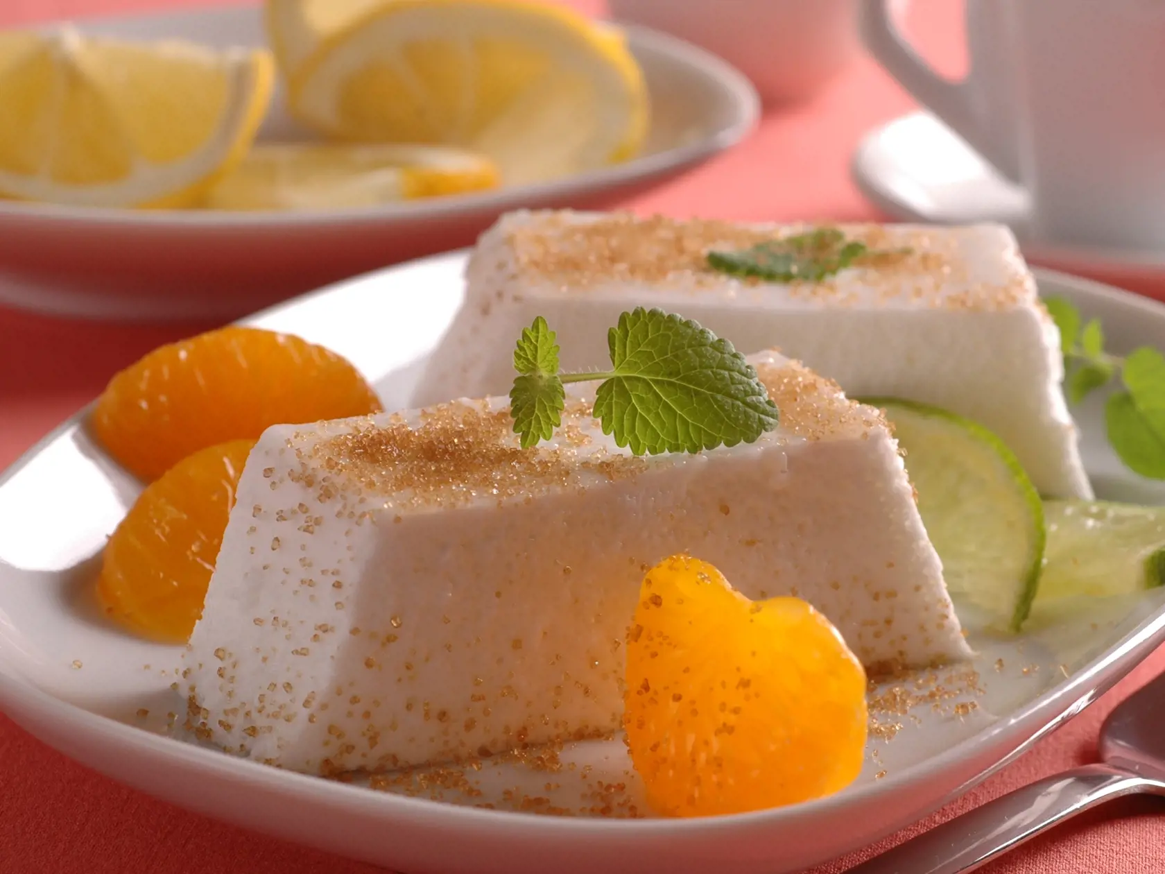 Bielkove platky s ovocim
Recept pre 3 osoby
Potrebujeme :
3 bielka, 120 g krupicoveho cukru, limetkova stava, 3 platky zelatiny, mandarinkovy kompot, hnedy cukor, listky medovky

Postup
zelatinu dame napucat do ovocnej stavy. Z bielkov vyslahame tuhy sneh. Do vyslahaneho snehu po malych castiach pridame krupicovy cukor, a spolu znova vyslahame do tuha. Primiesame limetkovu stavu, napucanu zelatinu, a premiesame. Vyslahanou hmotou naplnime studenou vodou oplachnutu formu, ktoru nechame odstat 2-3
