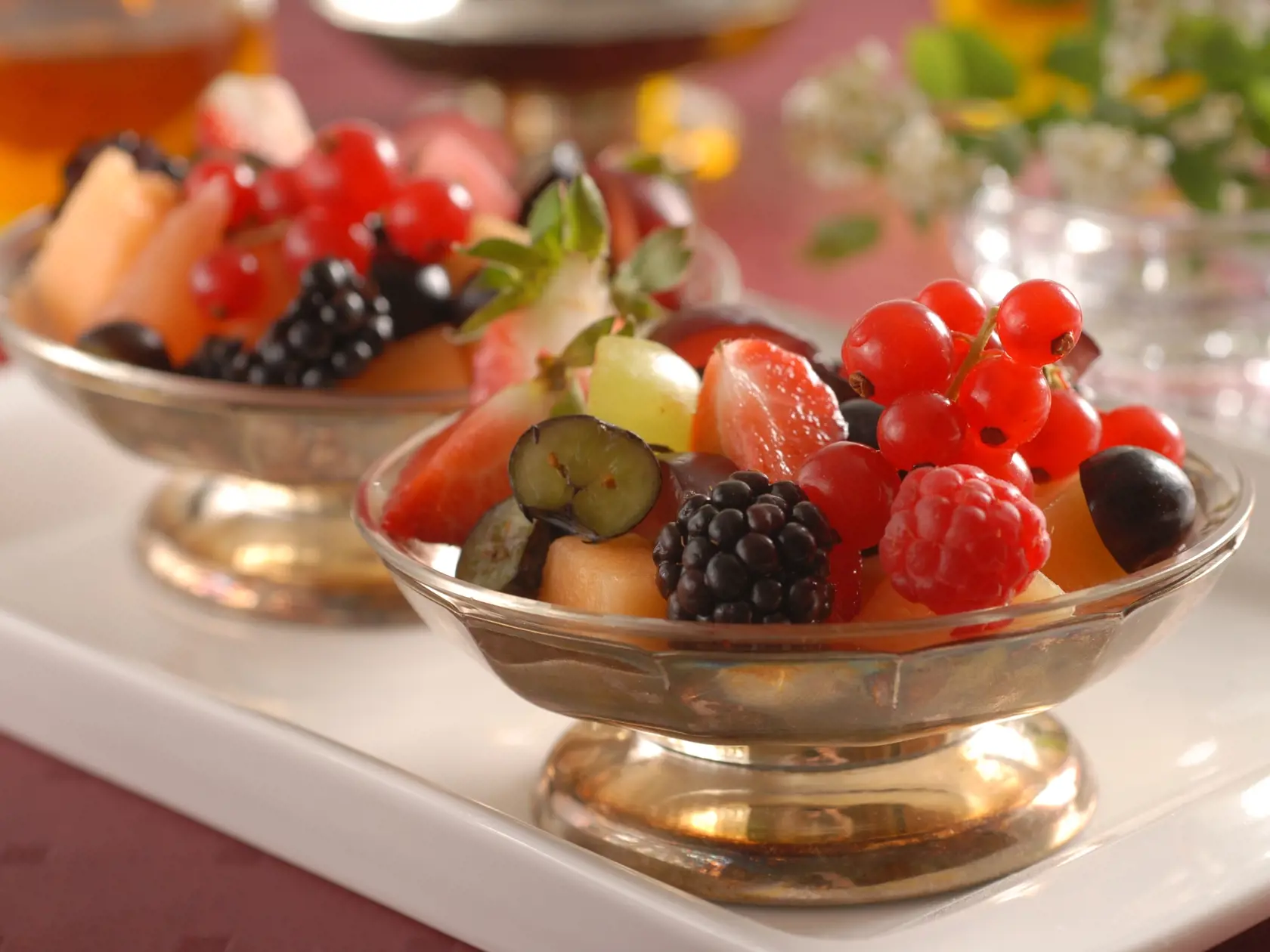 Ovocny salat
Potrebujeme :
lt meln, erven meln, ernice, uoriedky, maliny, rbezle, jahody, farebn hrozno,  ovocn sirup, limetkov ava

Postup
Oisten melny nakrjame na menie ksky, ktor dme na meniu misku. Pridme pokrjan jahody, ernice, uoriedky, maliny , hrozno zbaven zrnieok a rbezle. Polejeme ovocnm sirupom zmieanm s limetkovou avou a podvame.    
