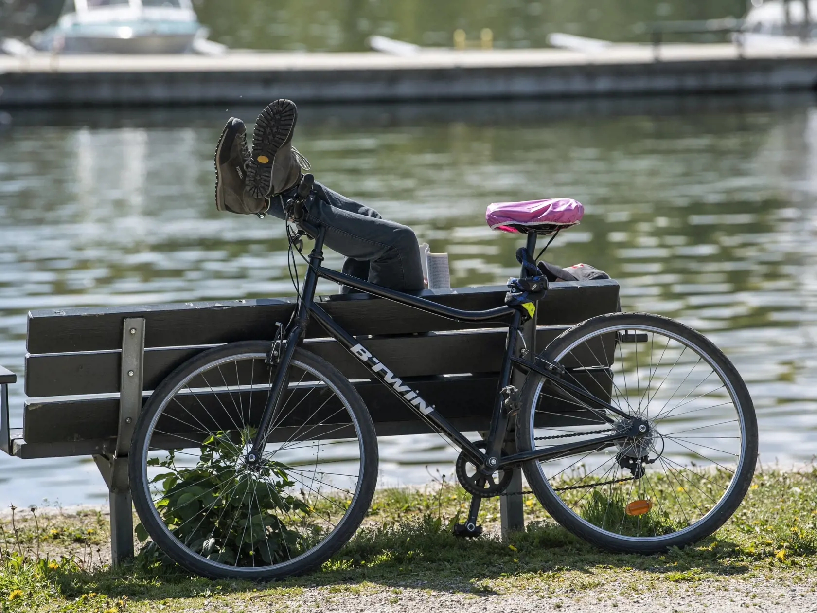 WA 27 Štokholm - Cyklista leží na lavičke počas slnečného dňa pri riečnom kanáli v Štokholme v utorok 26. mája 2020. Teplota vzduchu v utorok dosiahla vo švédskej metropole 20 stupňov Celzia. FOTO TASR/AP
A cyclist rests during a hot day next to a canal waterway at Djurgarden in Stockholm, Sweden, on Tuesday May 26, 2020. The temperatures in Stockholm on Tuesday reached 20 degrees. (Anders Wiklund / TT via AP)