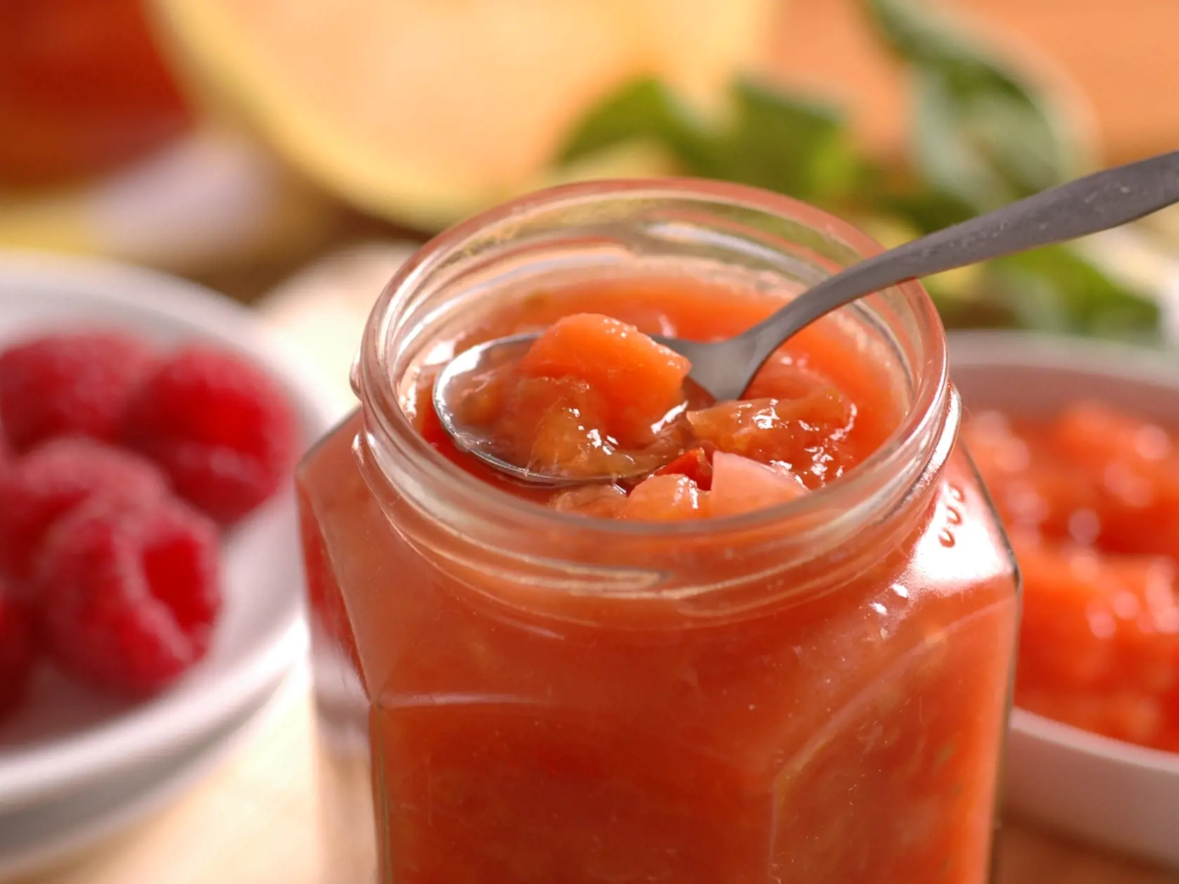Melonove catni s malinami
Suroviny
450 g pokrajaneho zlteho melonu, 250 g malin, 150 g olupanych pomarancov, 200 ml ovocneho octu, 250 g  zelirovacieho cukru, 300 ml pomarancovej stavy, 40 g hrozienok

Postup
Duzinu melona pokrajame na male kusky. Pomarance olupeme, odstranime bielu supku, a rozoberieme na mesiaciky. Kusky melona, preplachnute maliny, a mesiaciky pomaranca dame do hlbsieho hrnca. Pridame hrozienka, ovocny ocot, pomarancovu stavu, a zelirovaci cukor. Za staleho miesania uvedieme 