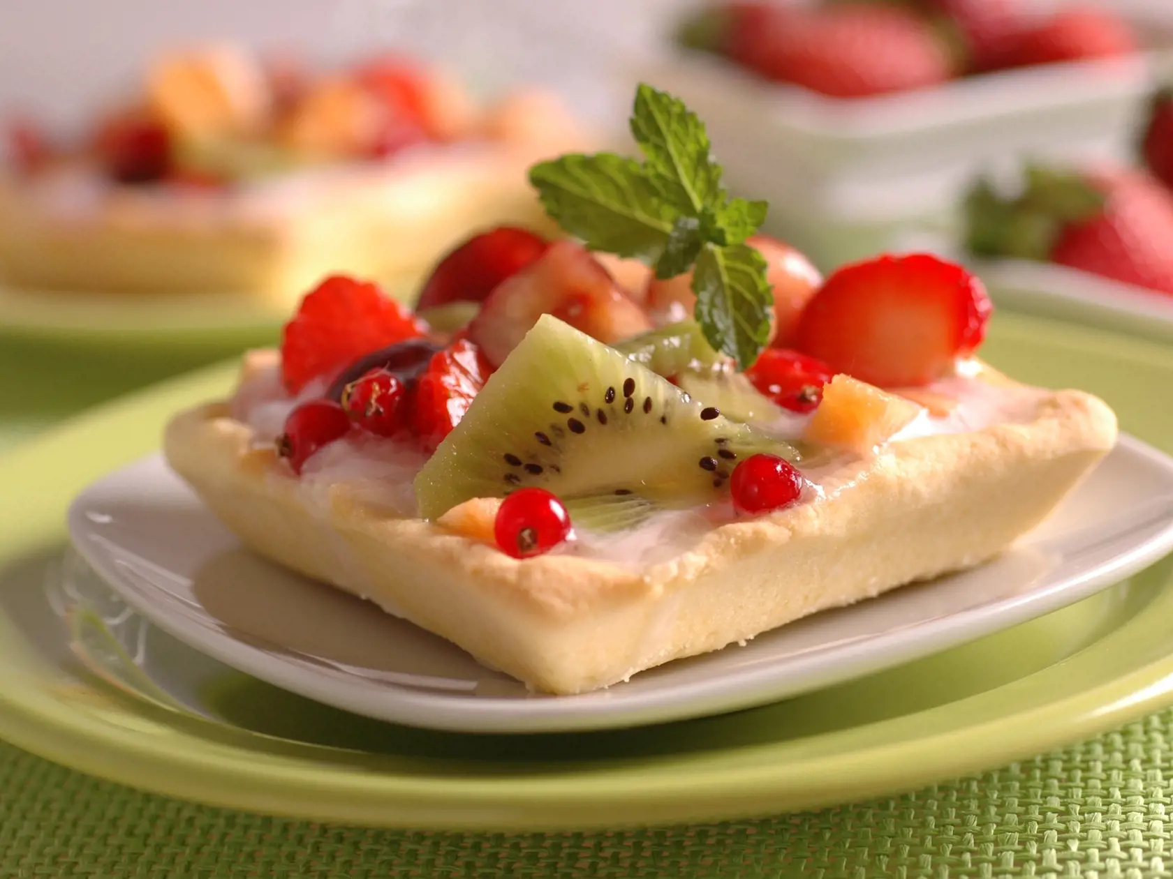 Ovocný zákusok, recept, ovocie, kiwi, jahoda, ríbezle, mäta
Foto: Peter Záhradník
Uverejnené: Báječná žena č. 26/08
pôvodný súbor:ovocny zakusok.eps