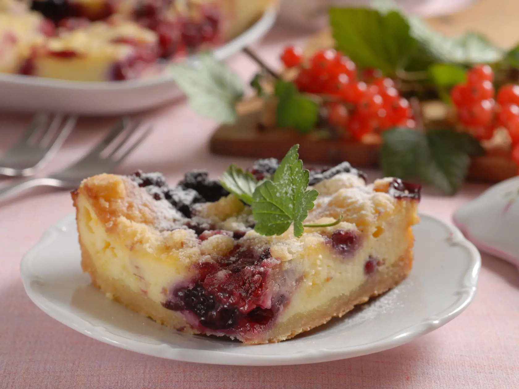Tvarohový koláč s ovocím, ríbezle, maliny, čučoriedky	
