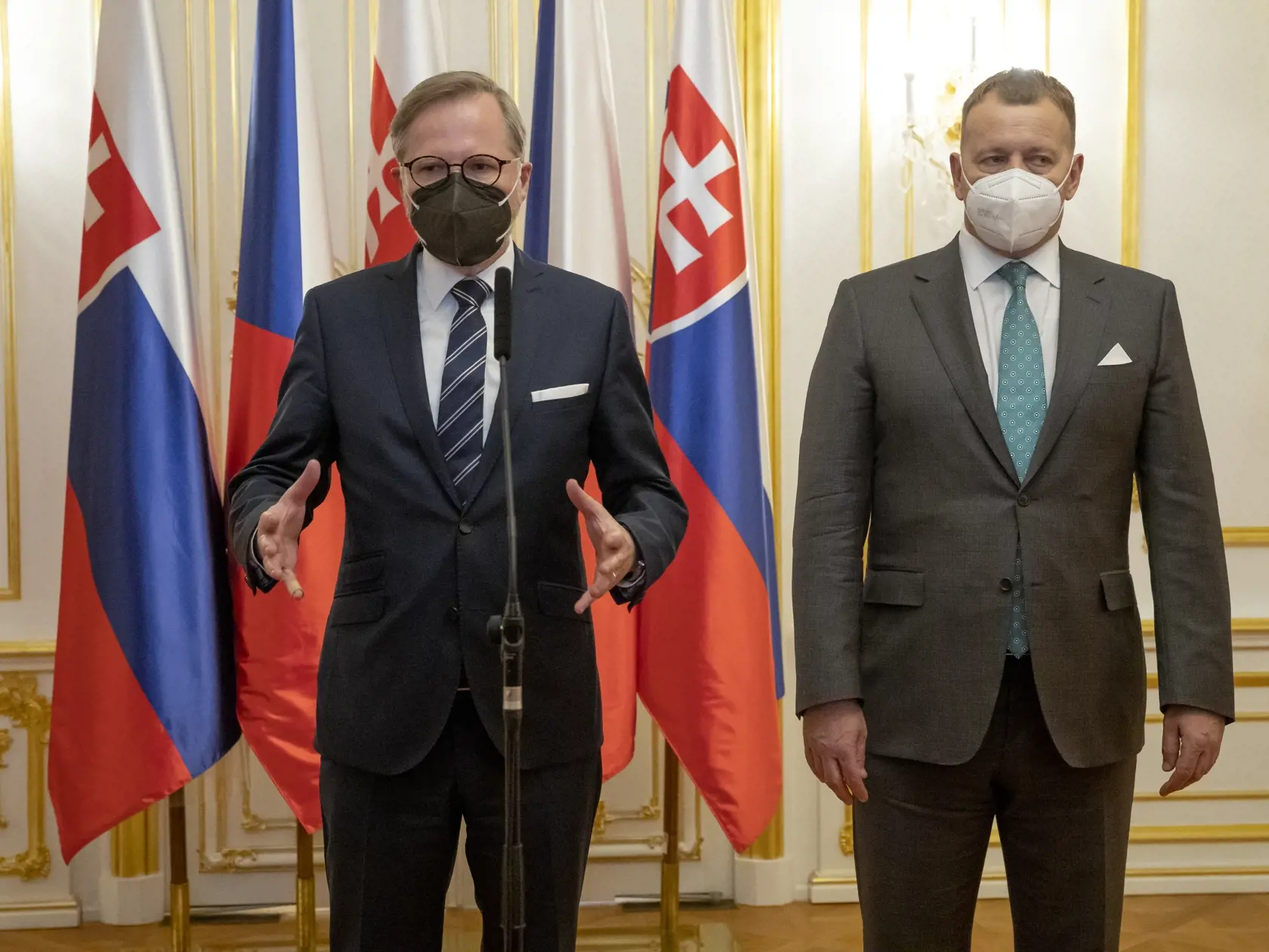 Predseda NR SR si už dlhší čas češe vlasy dopredu, aby zakryl kúty. Podľa odborníka by s tým mal okamžite prestať.