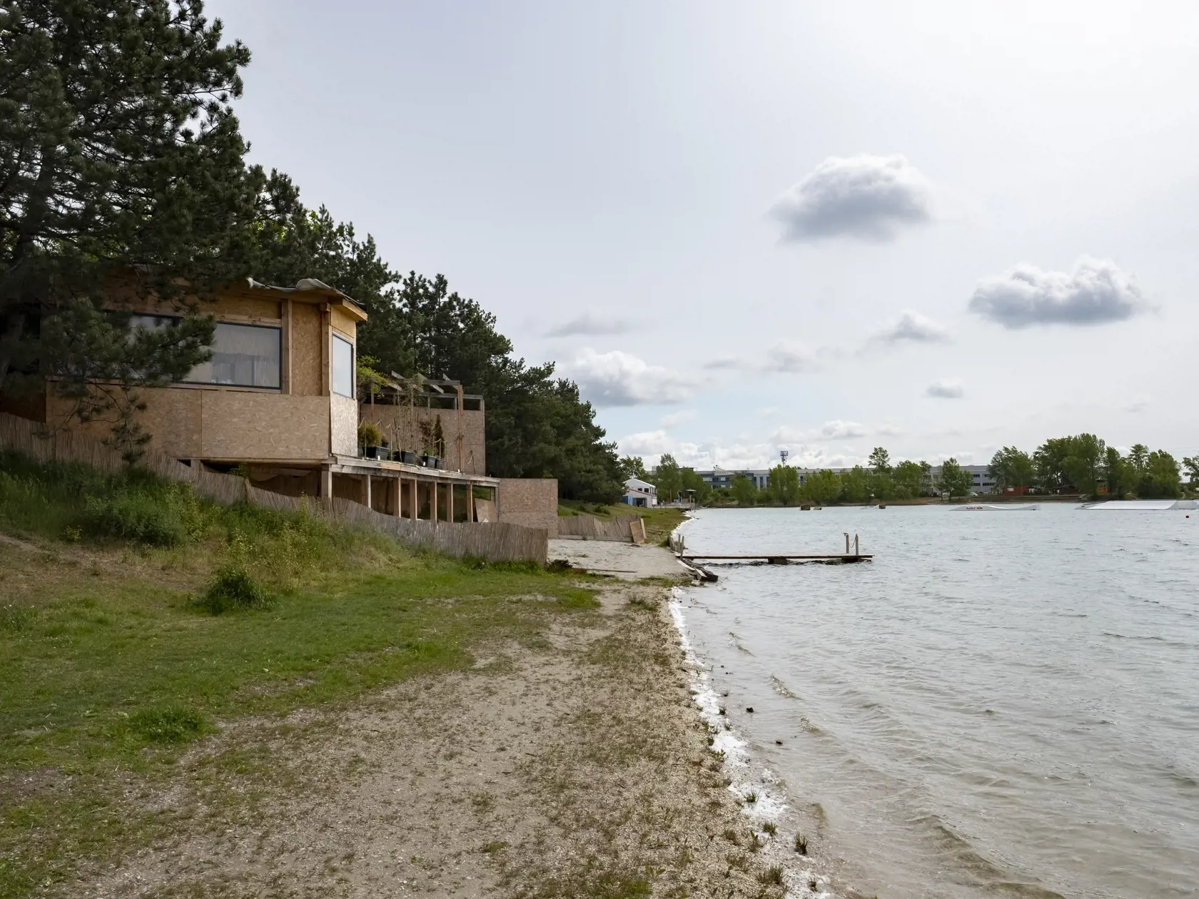 6. máj 2021: Crystal Garden - čierna stavba na bratislavských Zlatých pieskoch, ktorej majiteľkou je Daniela Kralevich stále stojí.