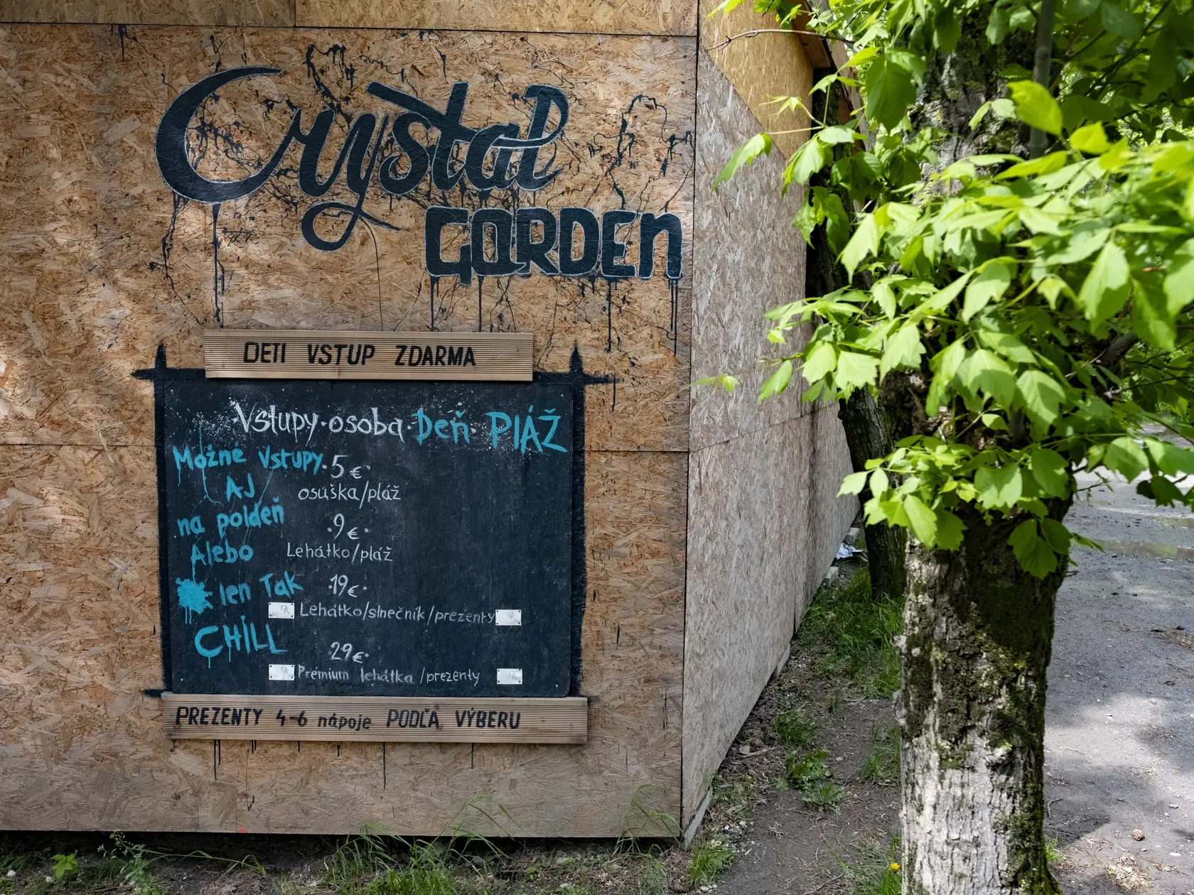6. máj 2021: Crystal Garden - čierna stavba na bratislavských Zlatých pieskoch, ktorej majiteľkou je Daniela Kralevich stále stojí.