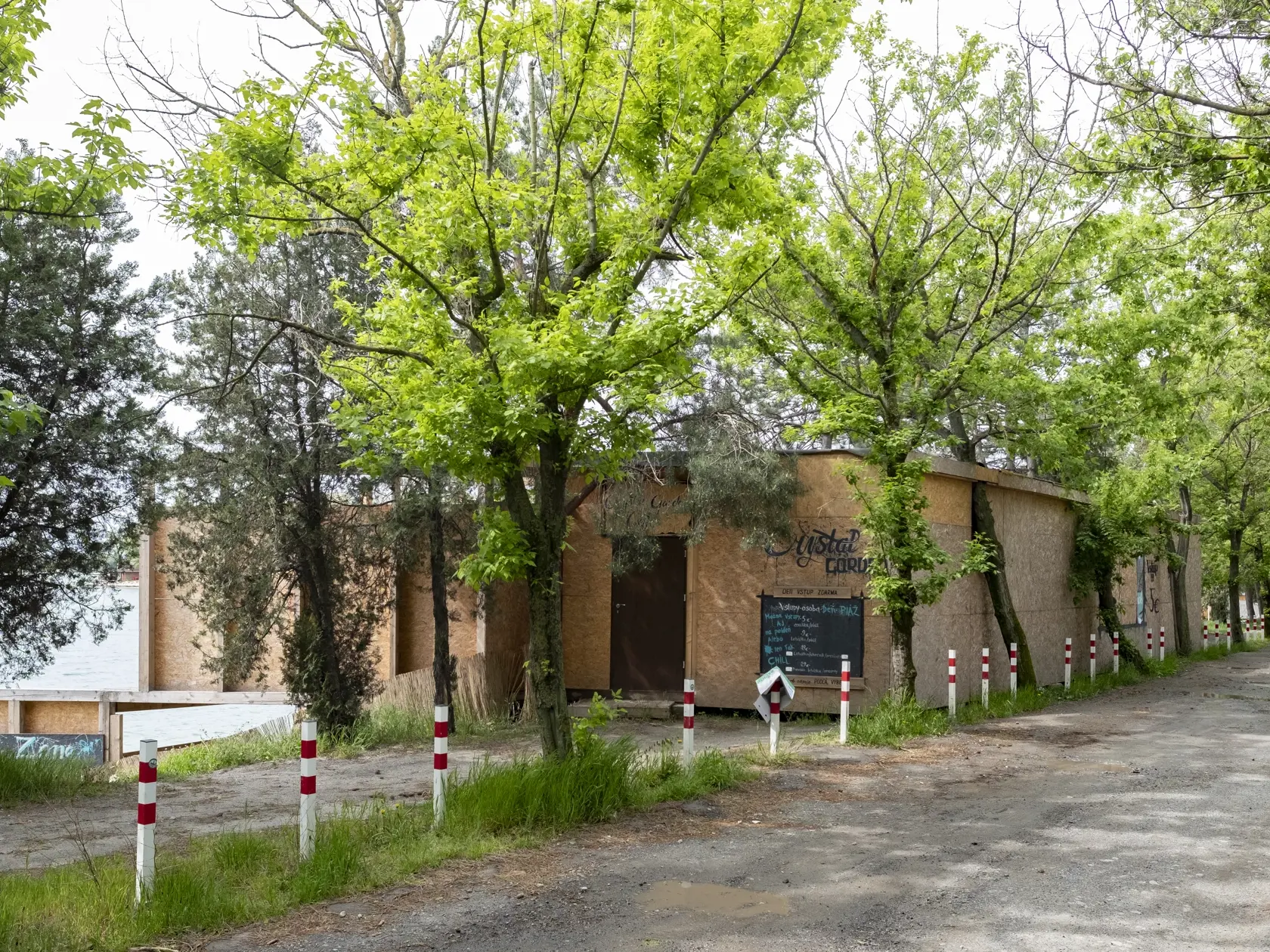 6. máj 2021: Crystal Garden - čierna stavba na bratislavských Zlatých pieskoch, ktorej majiteľkou je Daniela Kralevich stále stojí.