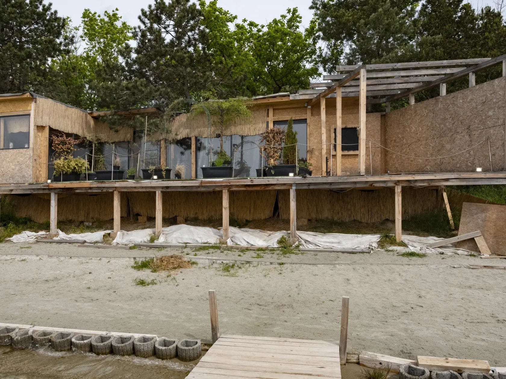 6. máj 2021: Crystal Garden - čierna stavba na bratislavských Zlatých pieskoch, ktorej majiteľkou je Daniela Kralevich stále stojí.