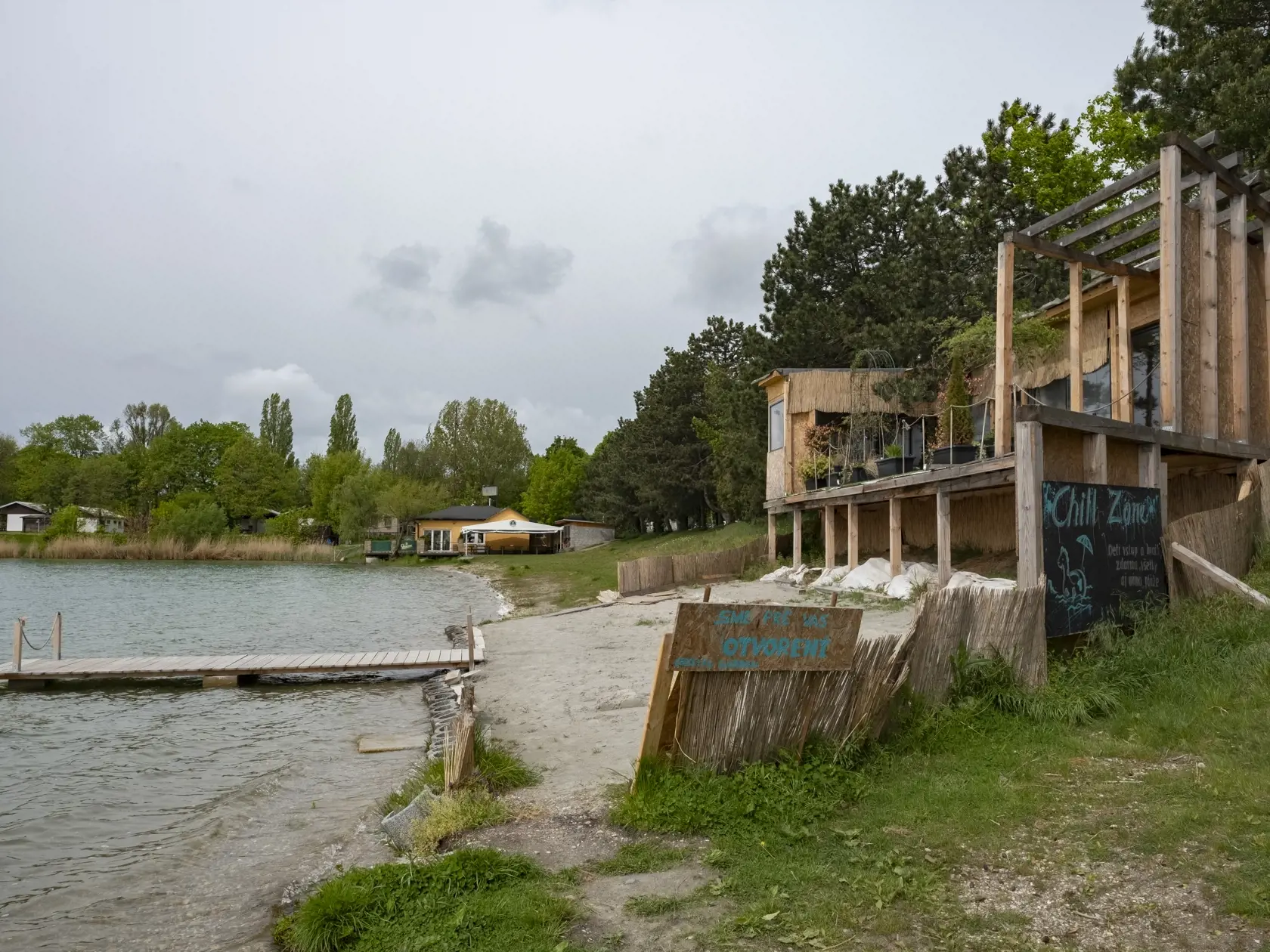 6. máj 2021: Crystal Garden - čierna stavba na bratislavských Zlatých pieskoch, ktorej majiteľkou je Daniela Kralevich stále stojí.