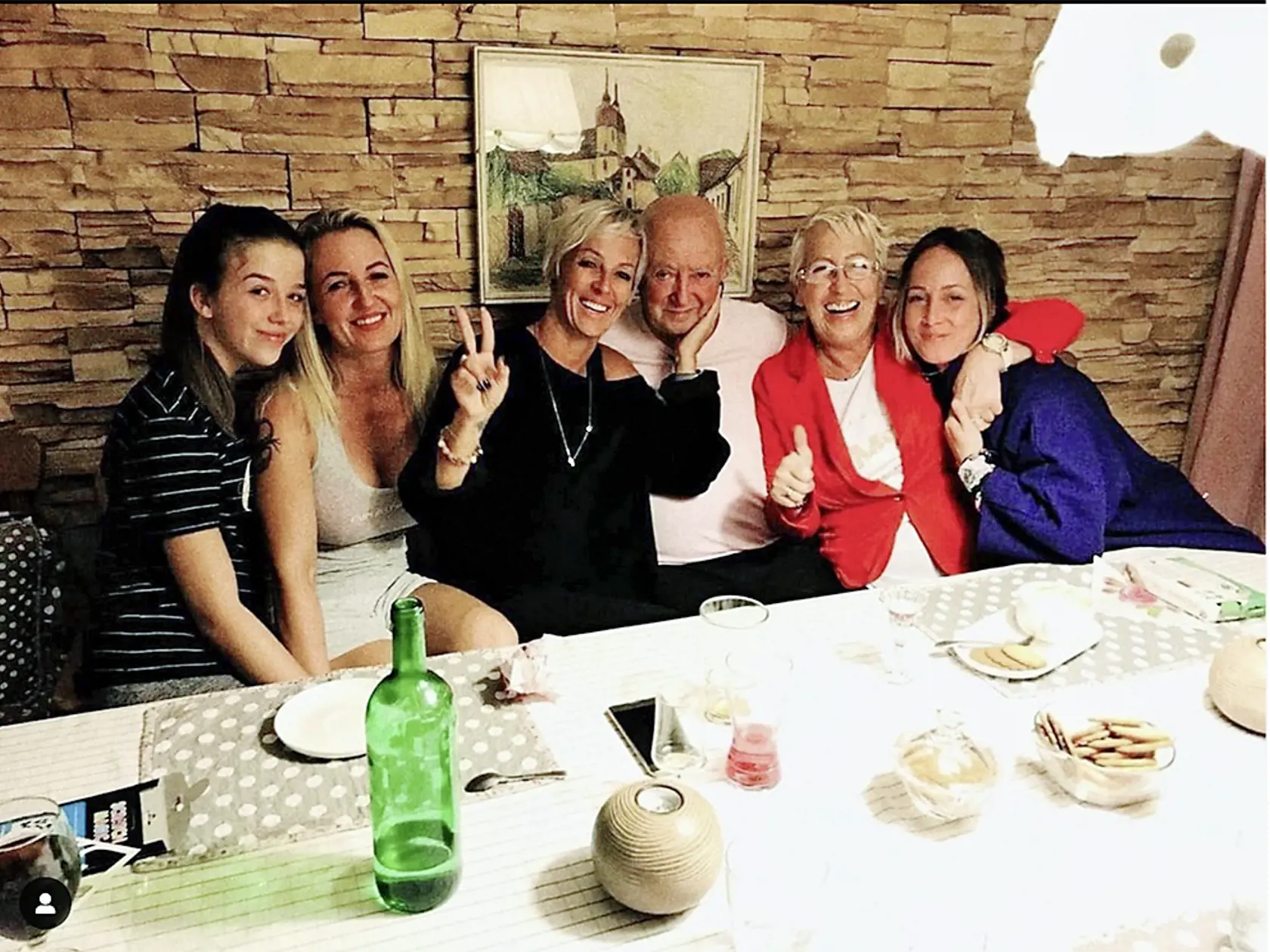 Na snímke Zuzka Belohorcová s rodičmi, so sestrami a s neterou.