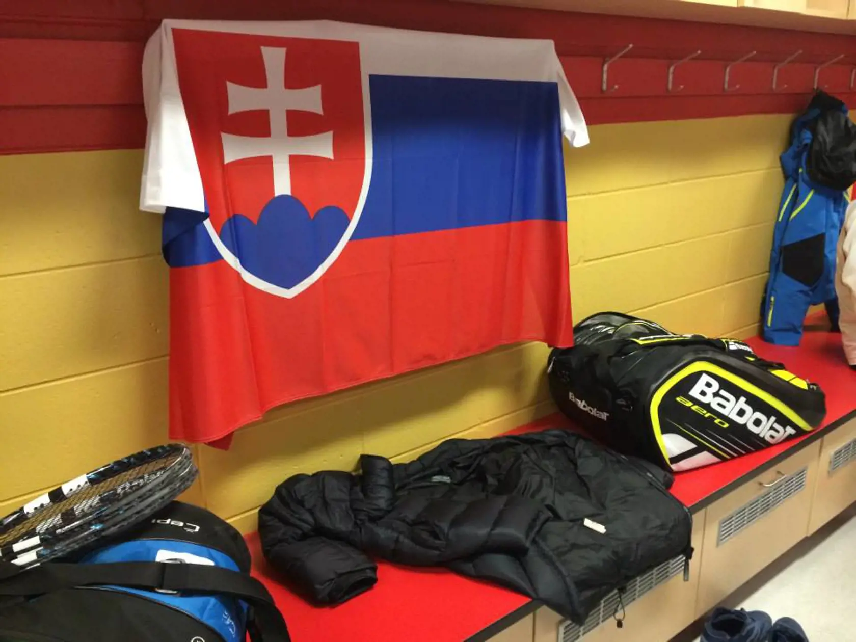 V šatni visí slovenská vlajka.