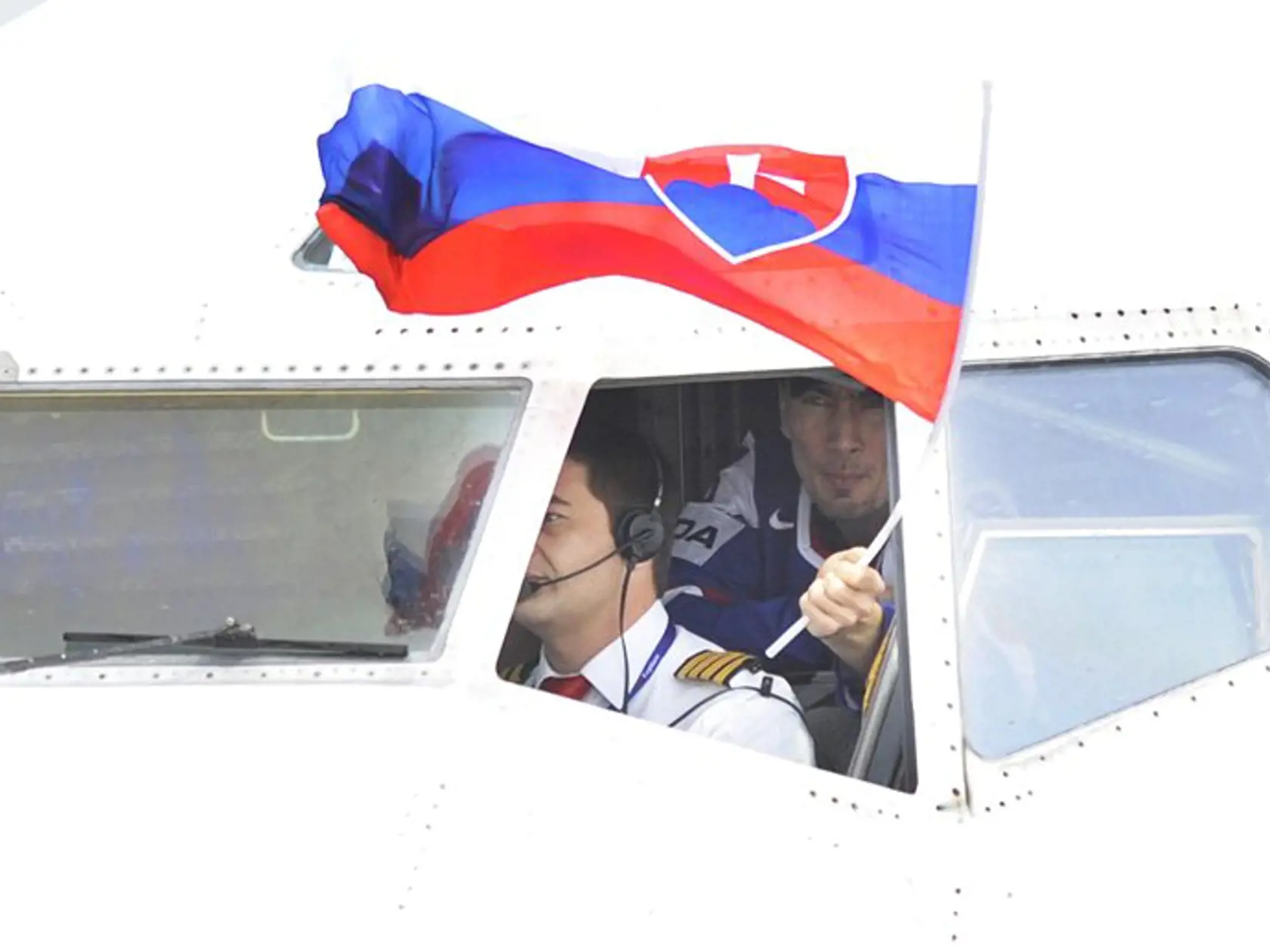 Lietadlu nechýbala slovenská vlajka.