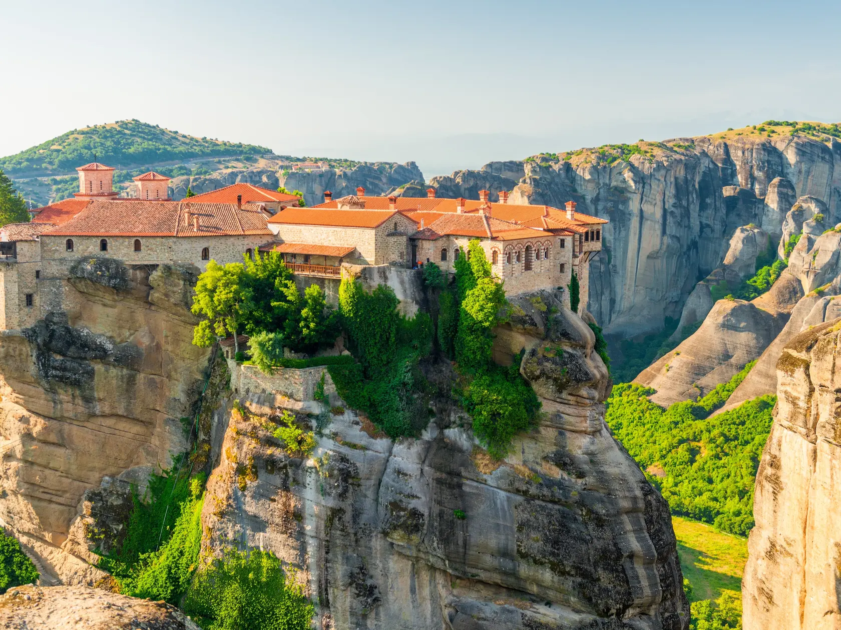 Kláštory Meteory boli kedysi prístupné iba lanami a košmi – mnísi sa vytiahli hore ručne.