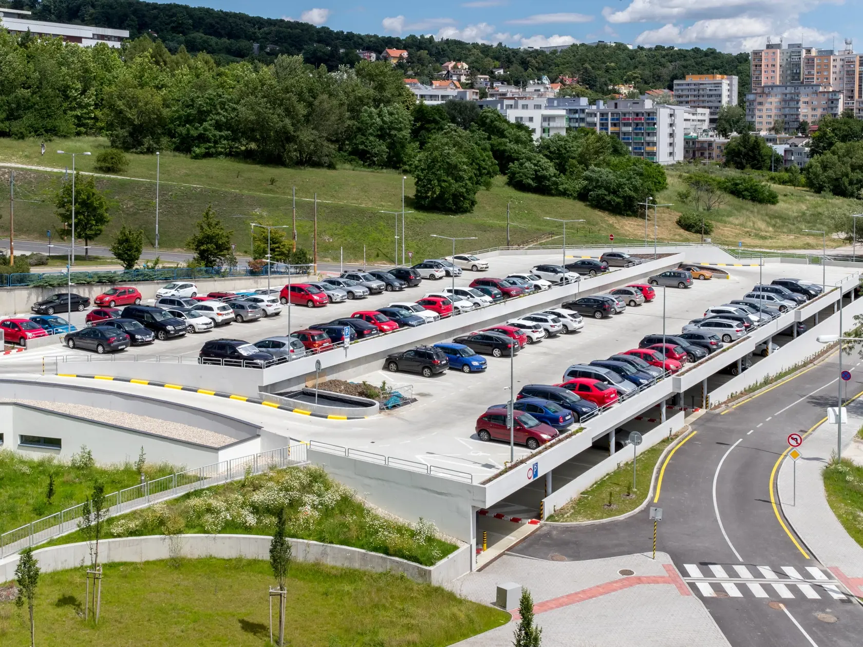 Kontrolný deň v priestoroch nového Detského Kardiocentra na bratislavských Kramároch, ktoré bude súčasťou Národného ústavu srdcových a cievnych chorôb. Na snímkre je parkovisko, ktoré rovnako prešlo rekonštrukciou.
