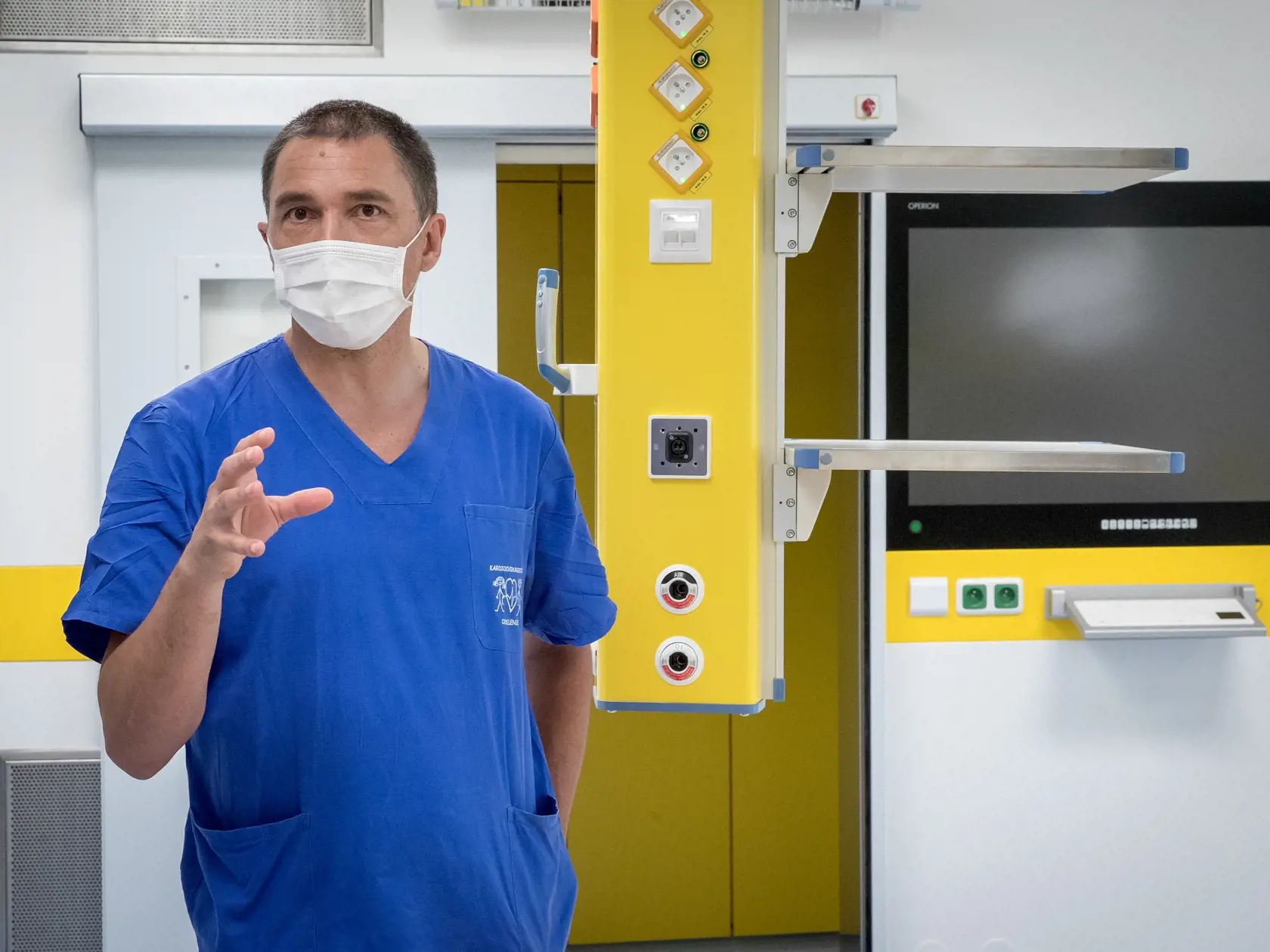Kontrolný deň v priestoroch nového Detského Kardiocentra na bratislavských Kramároch, ktoré bude súčasťou Národného ústavu srdcových a cievnych chorôb. Na snímke je detský kardiochirurg Matej Nosáľ.