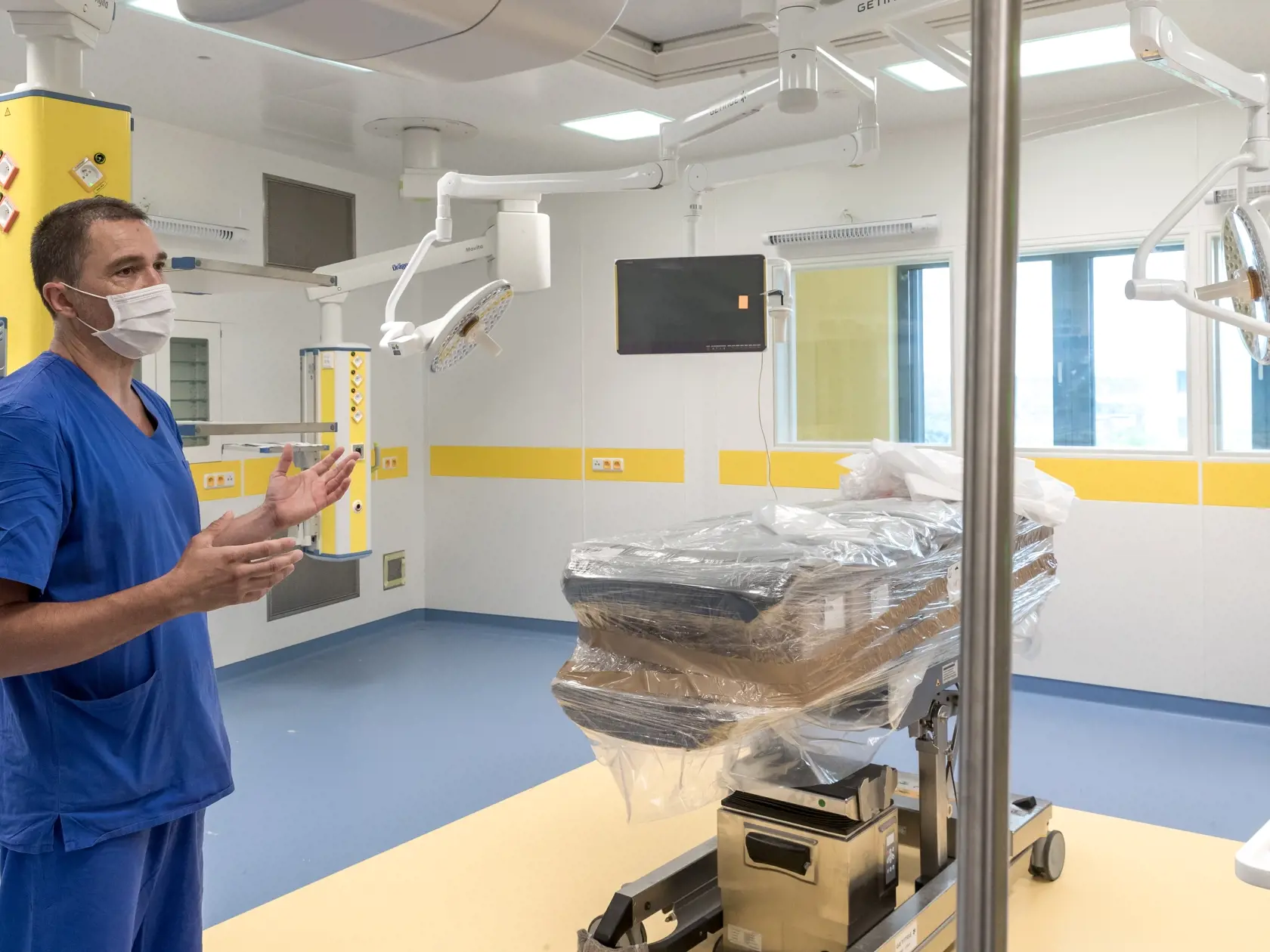 Kontrolný deň v priestoroch nového Detského Kardiocentra na bratislavských Kramároch, ktoré bude súčasťou Národného ústavu srdcových a cievnych chorôb. Na snímke je detský kardiochirurg Matej Nosáľ.
