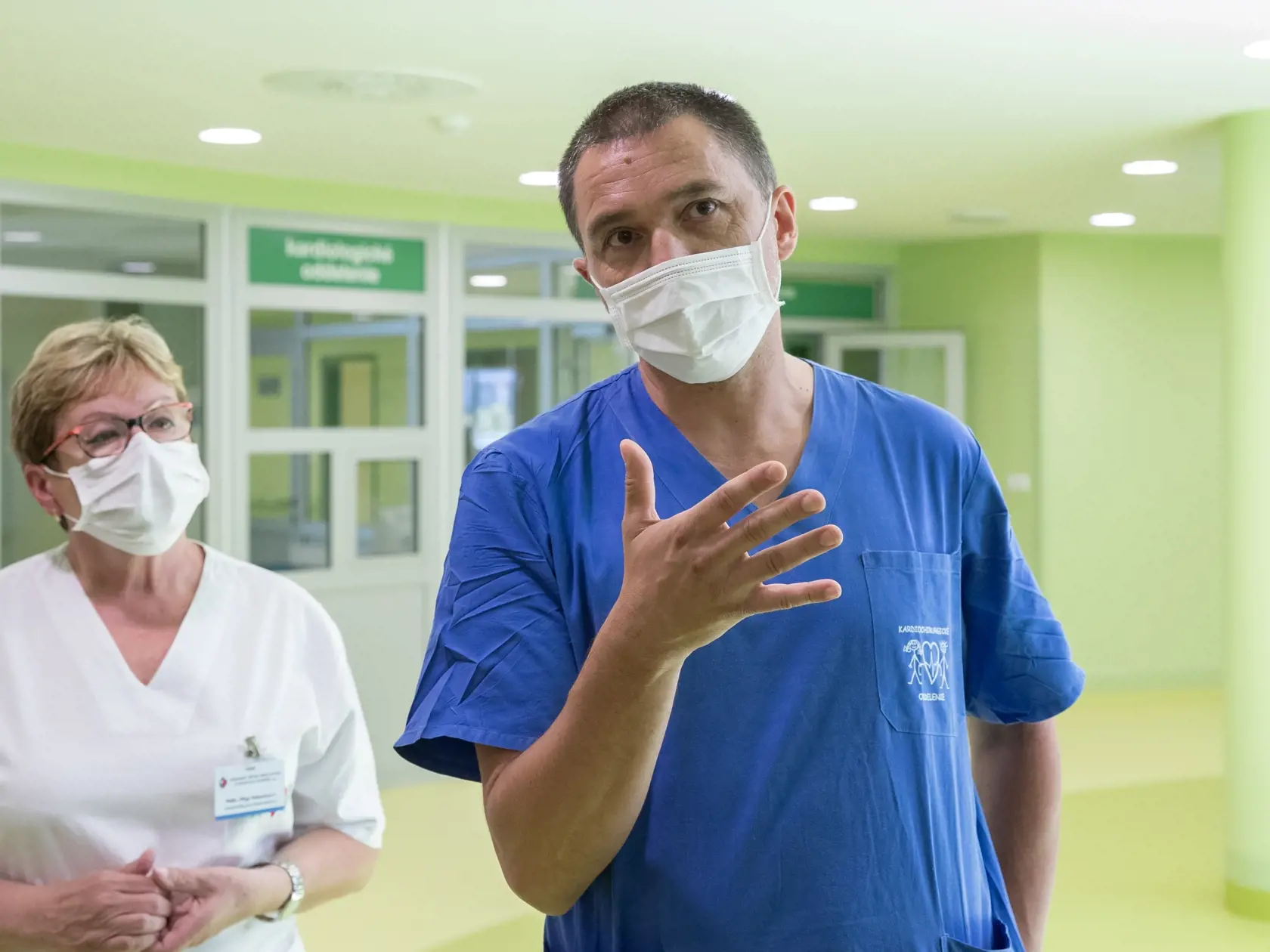 Kontrolný deň v priestoroch nového Detského Kardiocentra na bratislavských Kramároch, ktoré bude súčasťou Národného ústavu srdcových a cievnych chorôb. Na snímke je námesníčka pre ošetrovateľstvo PhDr. Oľga Sekaninová a detský kardiochirurg Matej Nosáľ.