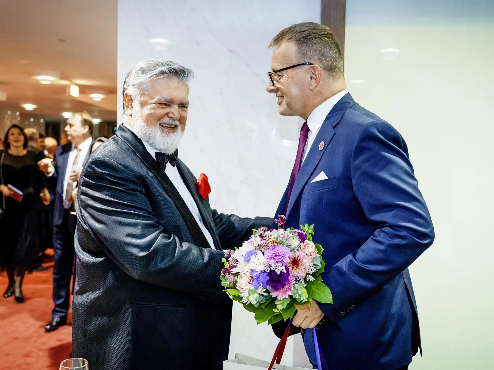 GRATULOVALI V ZÁKULISÍ Premiér Eduard Heger, hore, prišiel s manželkou Luciou, Boris Kollár s obrovskou kyticou a jednou z matiek svojich detí Barborou Richterovou.