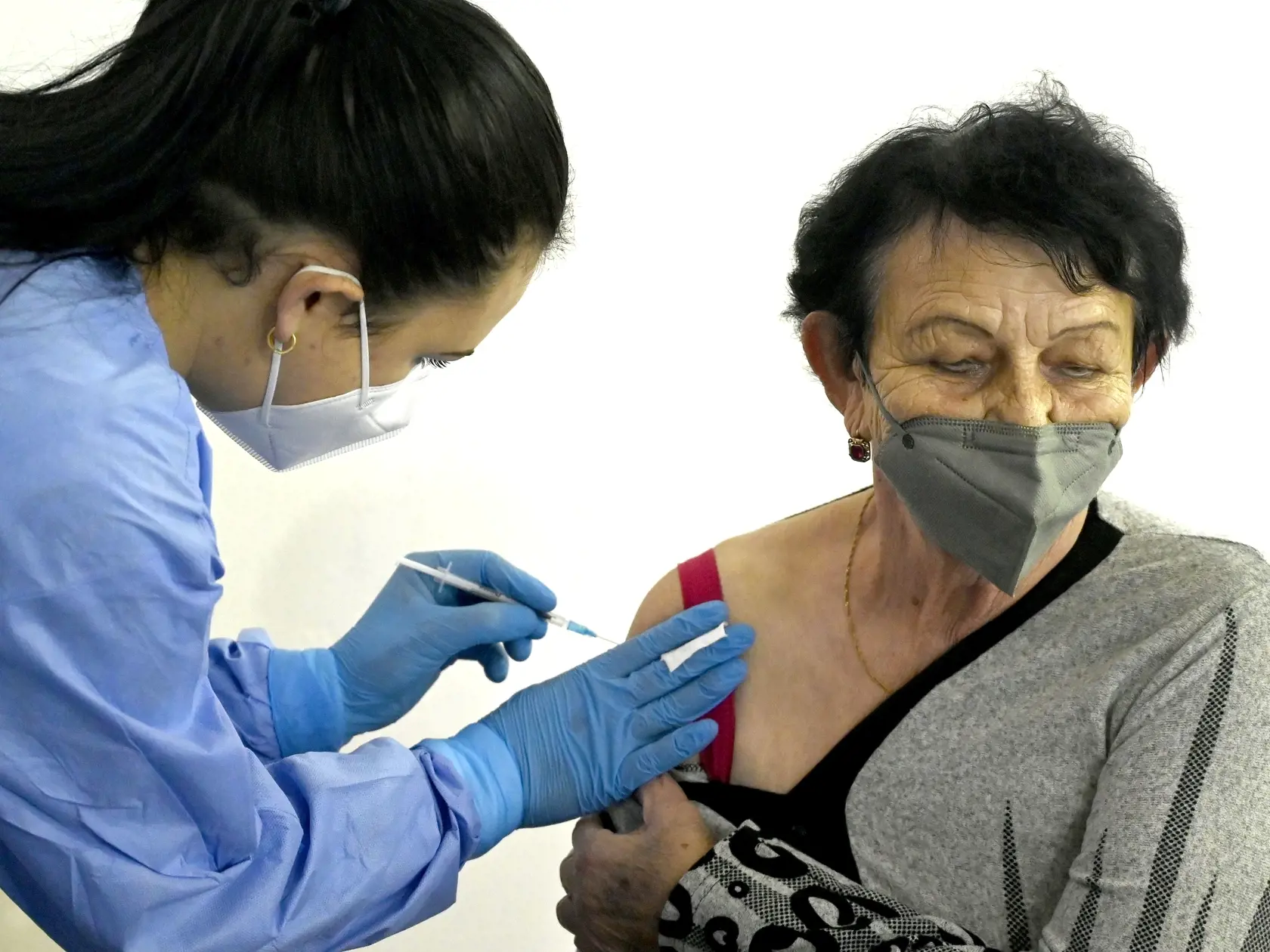 Platnosť očkovania proti ochoreniu COVID-19 sa od februára skráti z jedného roka na deväť mesiacov po poslednej dávke. Úrad verejného zdravotníctva (ÚVZ) SR preto upraví viaceré vyhlášky. V prípade vyhlášky k režimu na hraniciach sa platnosť skráti od 4. februára z dôvodu implementácie zmien do systému eHranica.