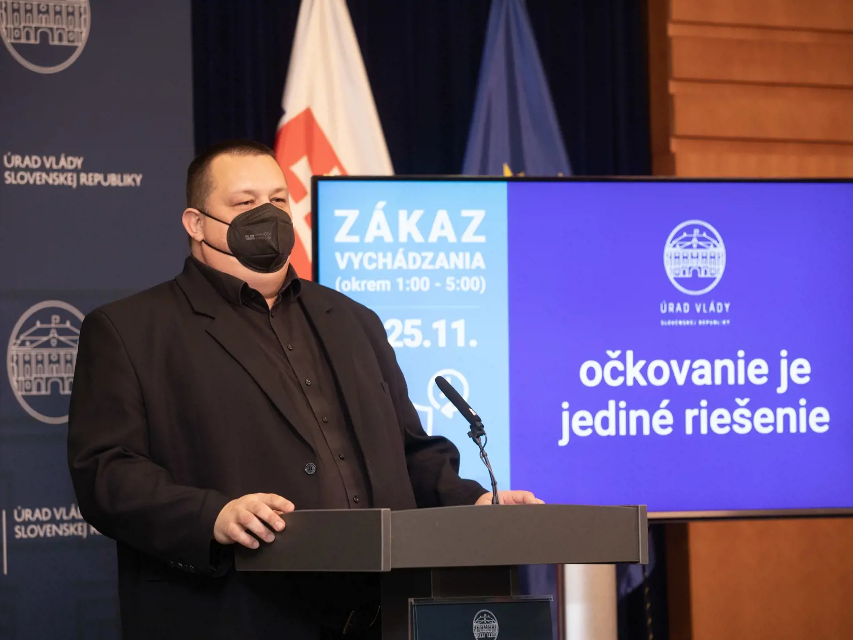 Na snímke je hlavný hygienik Ján Mikas, ktorý vyhláškami upravuje pravidlá fungovania počas pandémie.