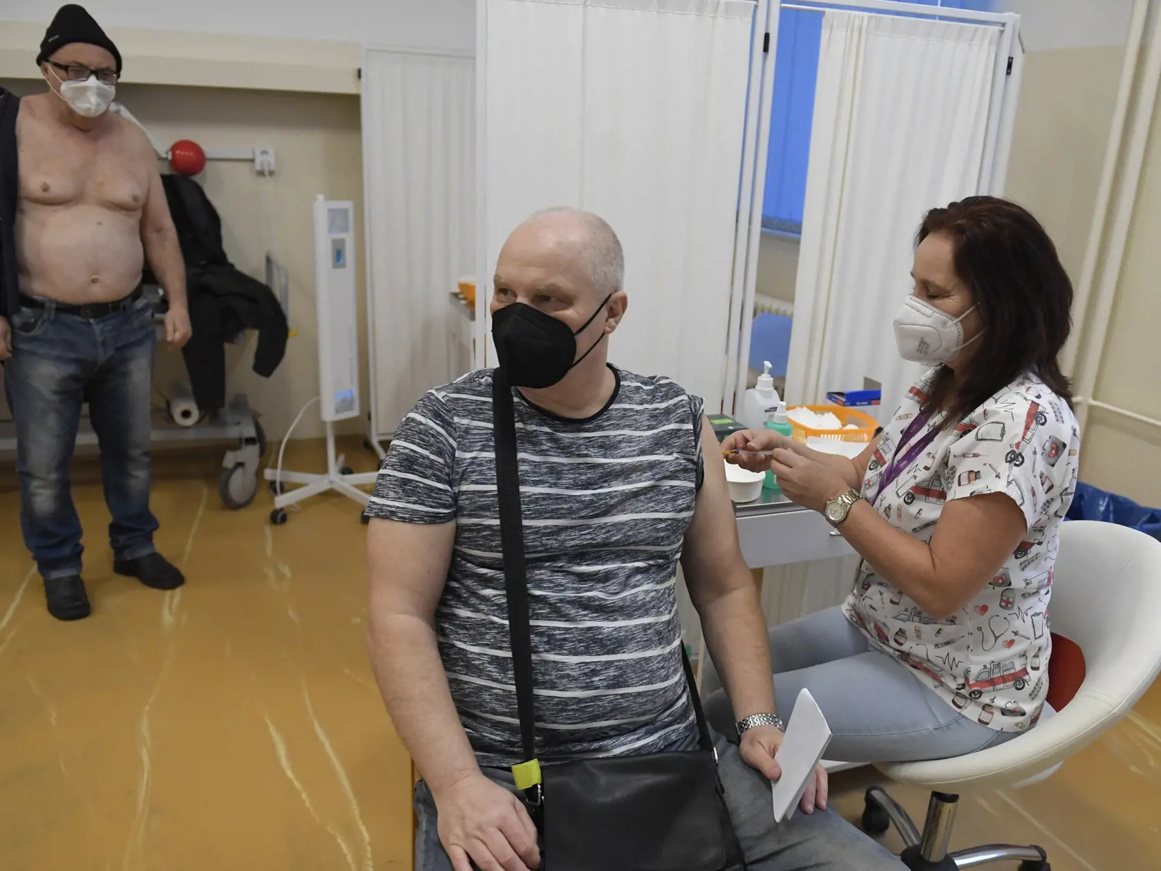 Platnosť očkovania proti ochoreniu COVID-19 sa od februára skráti z jedného roka na deväť mesiacov po poslednej dávke. Úrad verejného zdravotníctva (ÚVZ) SR preto upraví viaceré vyhlášky. V prípade vyhlášky k režimu na hraniciach sa platnosť skráti od 4. februára z dôvodu implementácie zmien do systému eHranica.