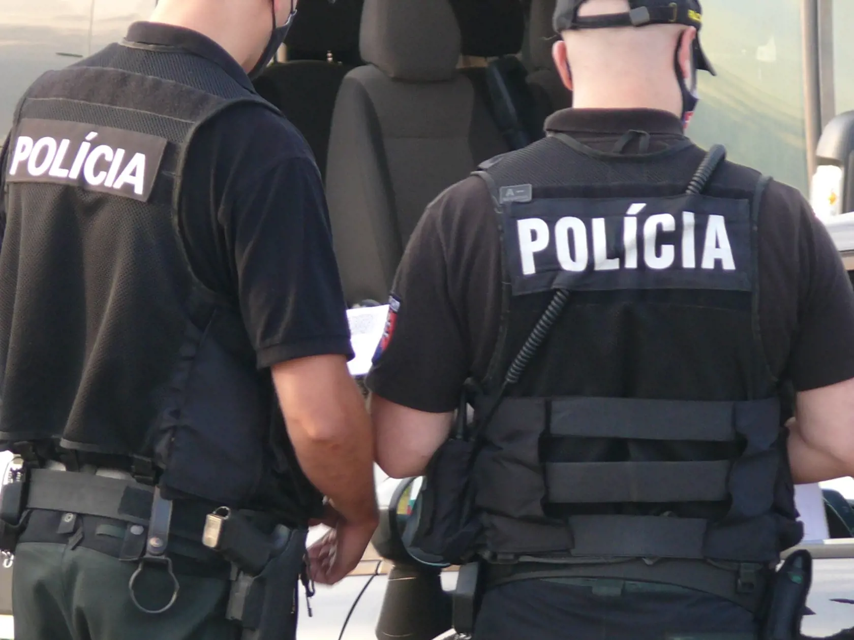 Ľudia, ktorí prekonali ochorenie COVID-19, budú mať po príchode na Slovensko rovnaké podmienky ako očkovaní. Domáca karanténa nebude od piatka (4. 2.) povinná pre prekonavších a kompletne zaočkovaných. Karanténa pre nezaočkované osoby sa po príchode na Slovensko skracuje z desať na päť dní pri bezpríznakovom priebehu choroby alebo po negatívnom PCR teste.