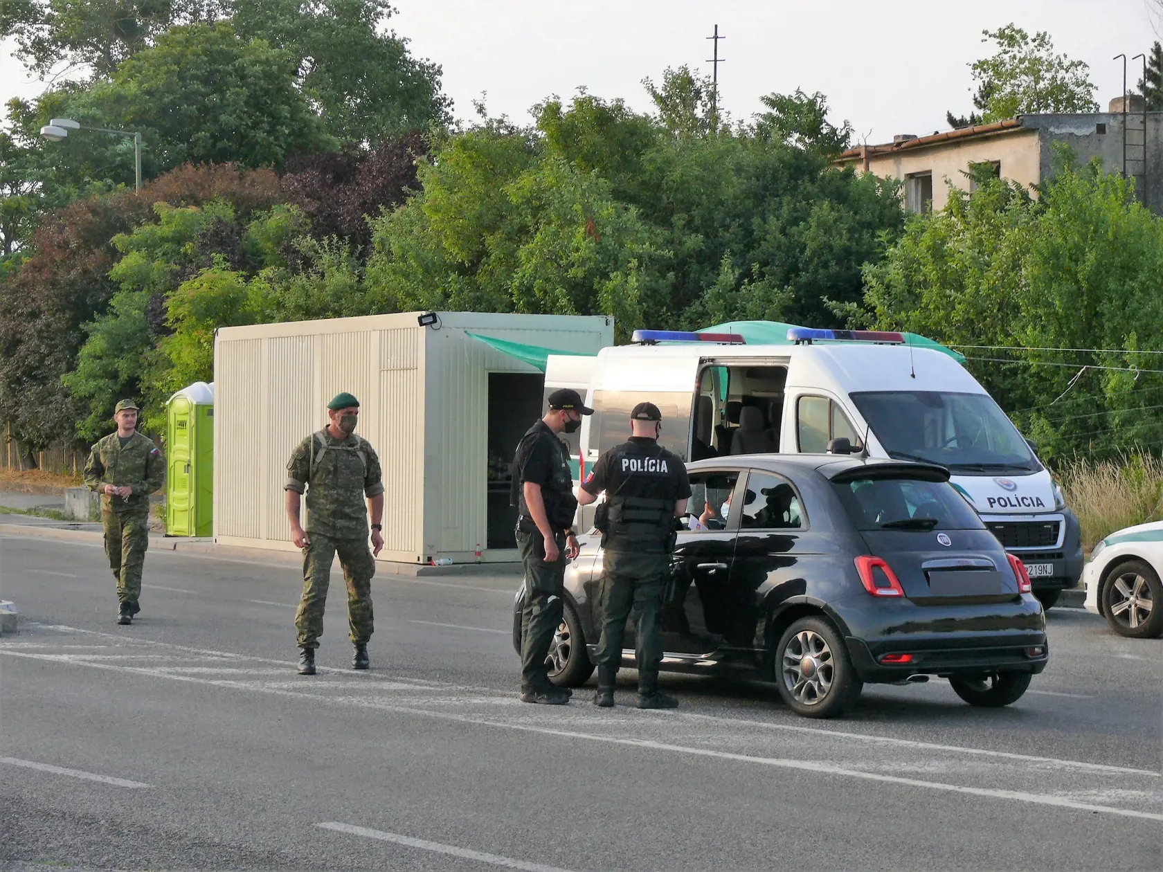 Ľudia, ktorí prekonali ochorenie COVID-19, budú mať po príchode na Slovensko rovnaké podmienky ako očkovaní. Domáca karanténa nebude od piatka (4. 2.) povinná pre prekonavších a kompletne zaočkovaných. Karanténa pre nezaočkované osoby sa po príchode na Slovensko skracuje z desať na päť dní pri bezpríznakovom priebehu choroby alebo po negatívnom PCR teste.