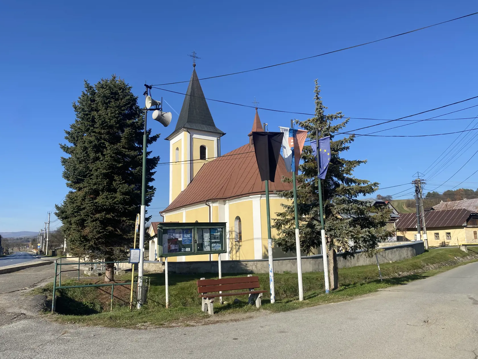 V obci Rokytov medzi obecným úradom a kostolom visí čierna zástava. 