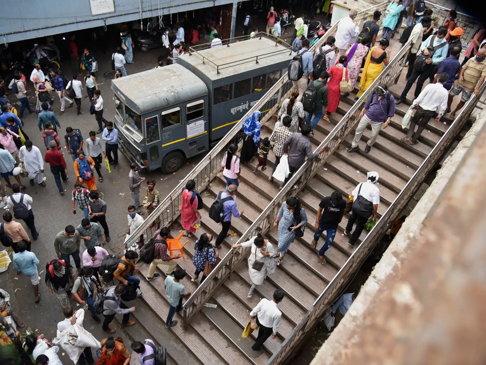 Najnovší rýchly nárast infekcií spôsobil, že India zaznamenala celkovo 13,5 milióna infikovaných, čo je viac než 13,48 milióna v Brazílii.