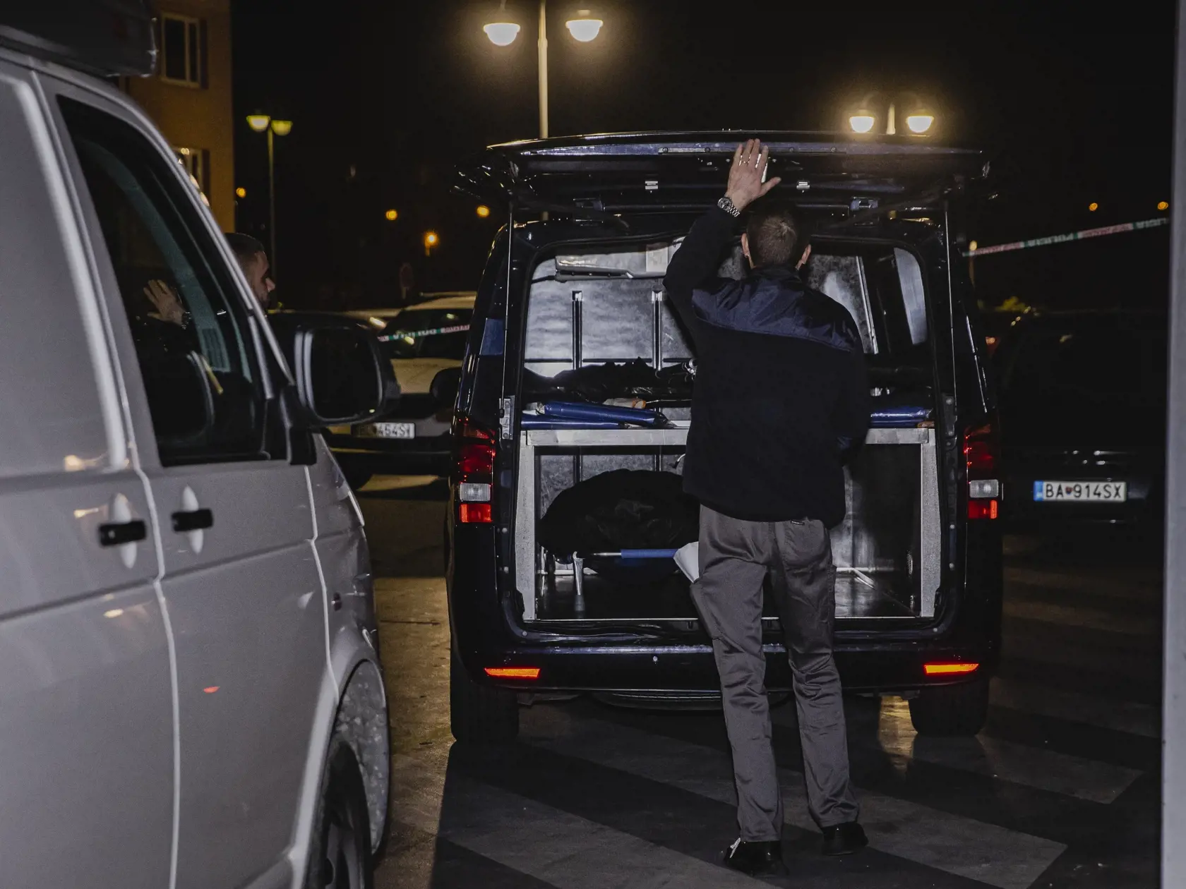 Polícia krátko po 10.15h prijala informáciu, v zmysle ktorej malo dôjsť k pádu osoby mužského pohlavia z jedného z bytov na Vyšehradskej ulici v Petržalke. Muž bol privolanou záchrannou službou prevezený do jednej z nemocníc, kde zraneniam podľahol. 
Krátko po 15.00 h sme prijala ďalšie oznámenie, v zmysle ktorého malo dôjsť na uvedenej adrese k pádu ďalšej osoby – tentokrát ženského pohlavia. Tá utrpela pádom zranenia, ktorým na mieste podľahla. 
Policajti na mieste vykonávali od prvotného ozná