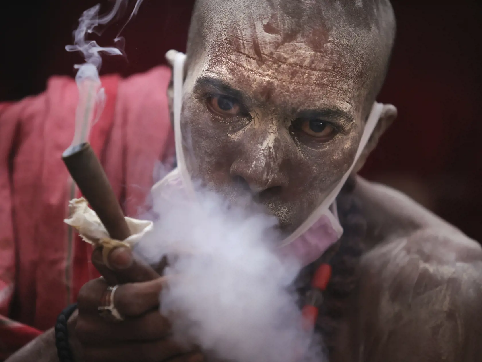 India v pondelok prekonala ďalší rekord v počte nakazených koronavírusom SARS-CoV-2, keď za posledných 24 hodín zaregistrovala 168.912 nových prípadov nákazy. Počet nakazených prudko stúpol v štáte Uttarákhand, kde sa v meste Haridvar za účasti tisícov ľudí koná hinduistický sviatok Kumbh Méla.