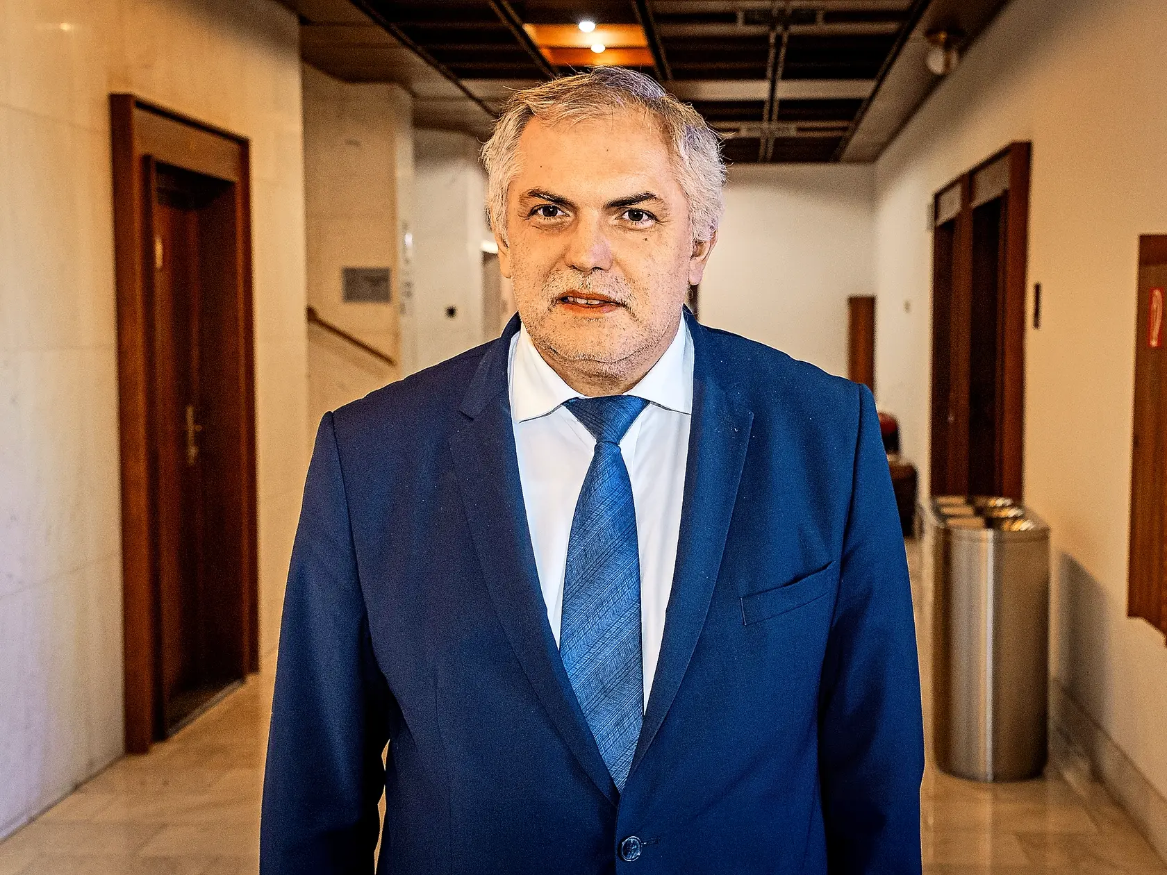 V koalícii sa má o zákone o tzv. covidových amnestiách, ak ho prezident SR Peter Pellegrini nepodpíše a vráti do parlamentu, ešte diskutovať. Poslanec Národnej rady (NR) SR Roman Michelko (SNS) si myslí, že SNS a Smer-SD by nemali problém prelomiť prípadné veto hlavy štátu. Zákonodarca Ján Podmanický (Smer-SD) legislatívu víta a za prípadné prelomenie veta bude hlasovať. Predseda poslaneckého klubu PS Martin Dubéci a poslanec Jozef Hajko (KDH) zákon kritizujú.