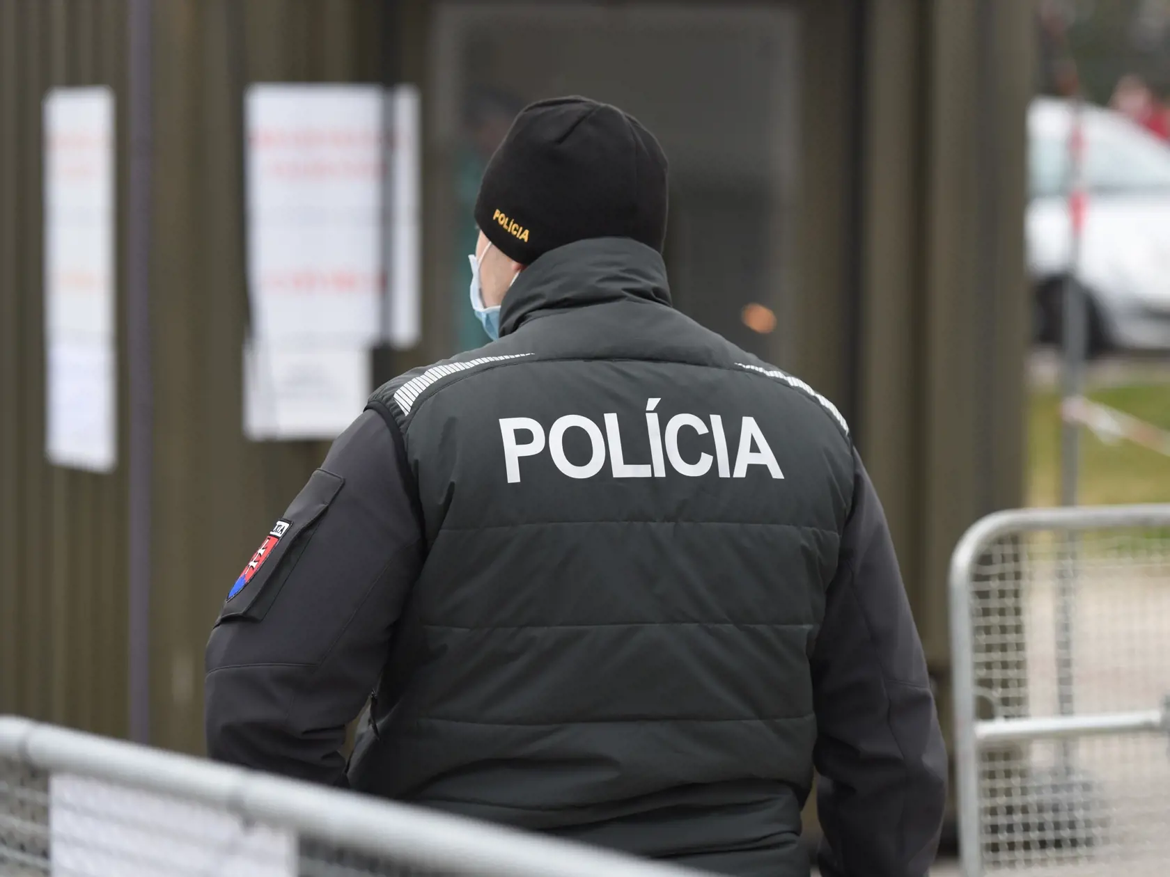 Mladý chlapec, len 14-ročný, sa dostal do centra pozornosti po tom, čo sa mal vyhrážať zabitím iným deťom a dokonca aj zamestnancom zariadenia, kde bol umiestnený. Šokujúce správanie vzbudilo obavy, že by mohol pokračovať v páchaniu trestnej činnosti, a prokurátor navrhol jeho väzobné stíhanie. (Ilustračná foto)