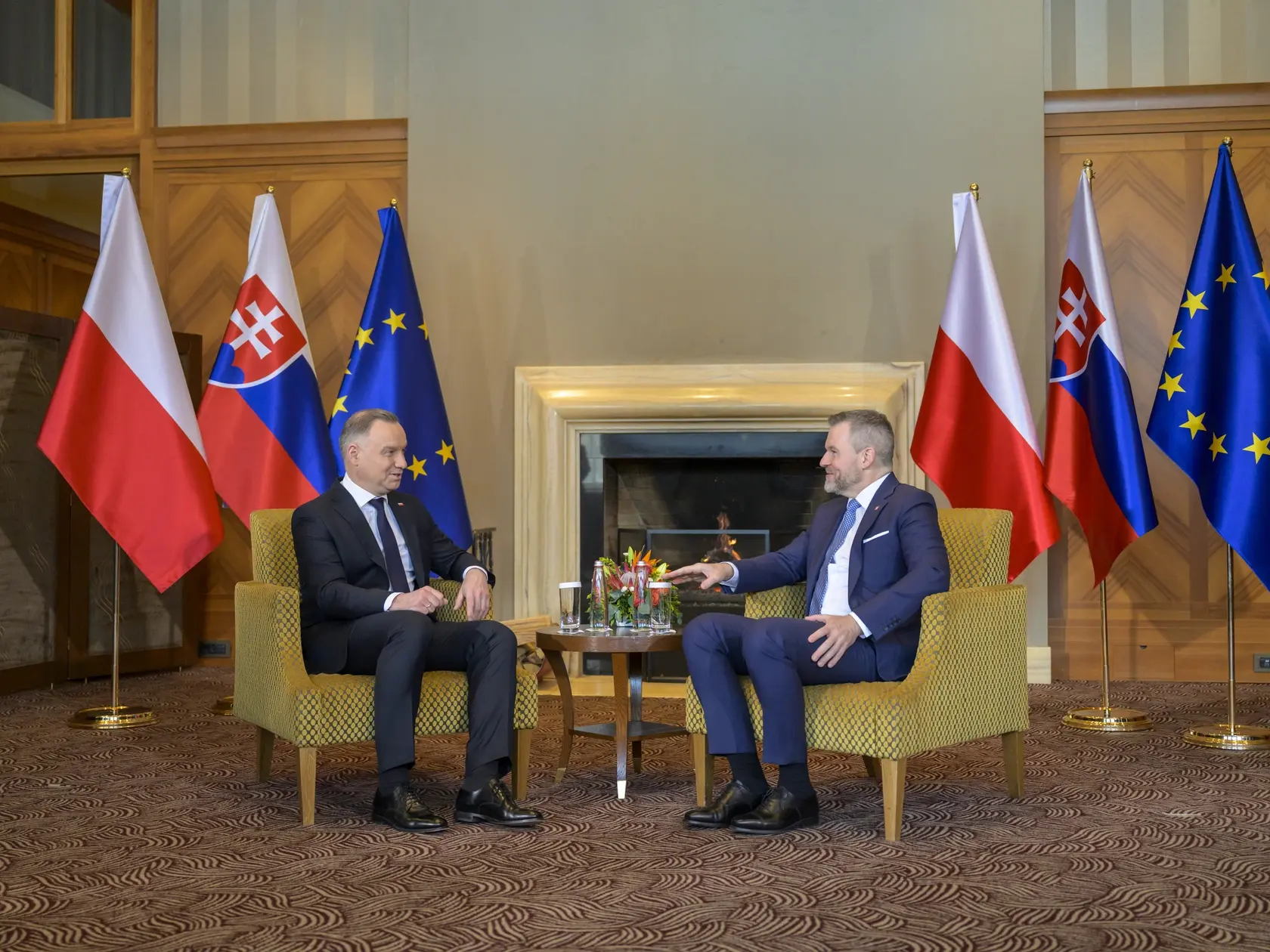 Na snímke sprava slovenský prezident Peter Pellegrini sa rozpráva s poľským prezidentom Andrzejom Dudom počas jeho rozlúčkovej návštevy na Slovensku na Štrbskom Plese v utorok 1. apríla 2025. FOTO TASR - Veronika Mihaliková
