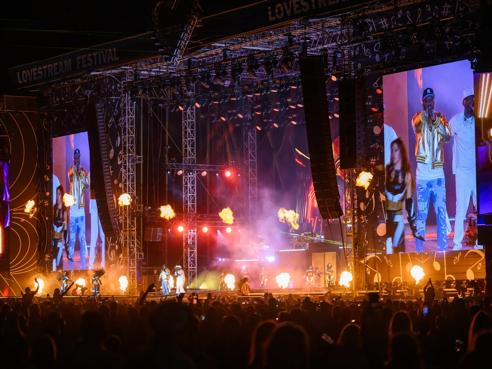 Lovestream festival, najväčšie hudobné podujatie tohto leta, sa začalo v piatok popoludní v Bratislave. Na letisku v bratislavských Vajnoroch sa počas troch dní od 16. do 18. augusta predstavia viaceré osobnosti európskej a svetovej hudobnej scény. Brány festivalu sa pre všetkých fanúšikov otvorili v piatok 16. augusta o 12.00 h a zatvoria sa v pondelok 19. augusta o 12.00 h. Na snímke americký raper 50 Cent počas prvého dňa 3. ročníka Lovestream festivalu na starom letisku vo Vajnoroch.