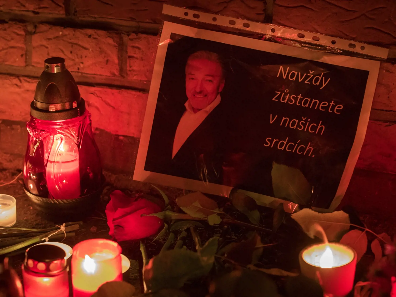 Rozlúčka so zosnulým spevákom Karlom Gottom pred jeho domom v Prahe - Nad Bertramkou. Stovky fanúšikov prišlo vzdať hold československej hudobnej legende. 