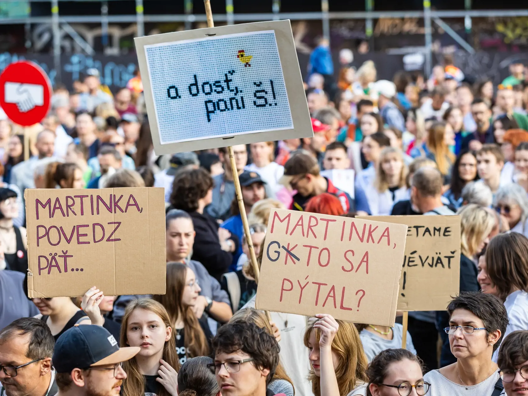Ľudia si na protest priniesli transparenty od výmyslu sveta.
