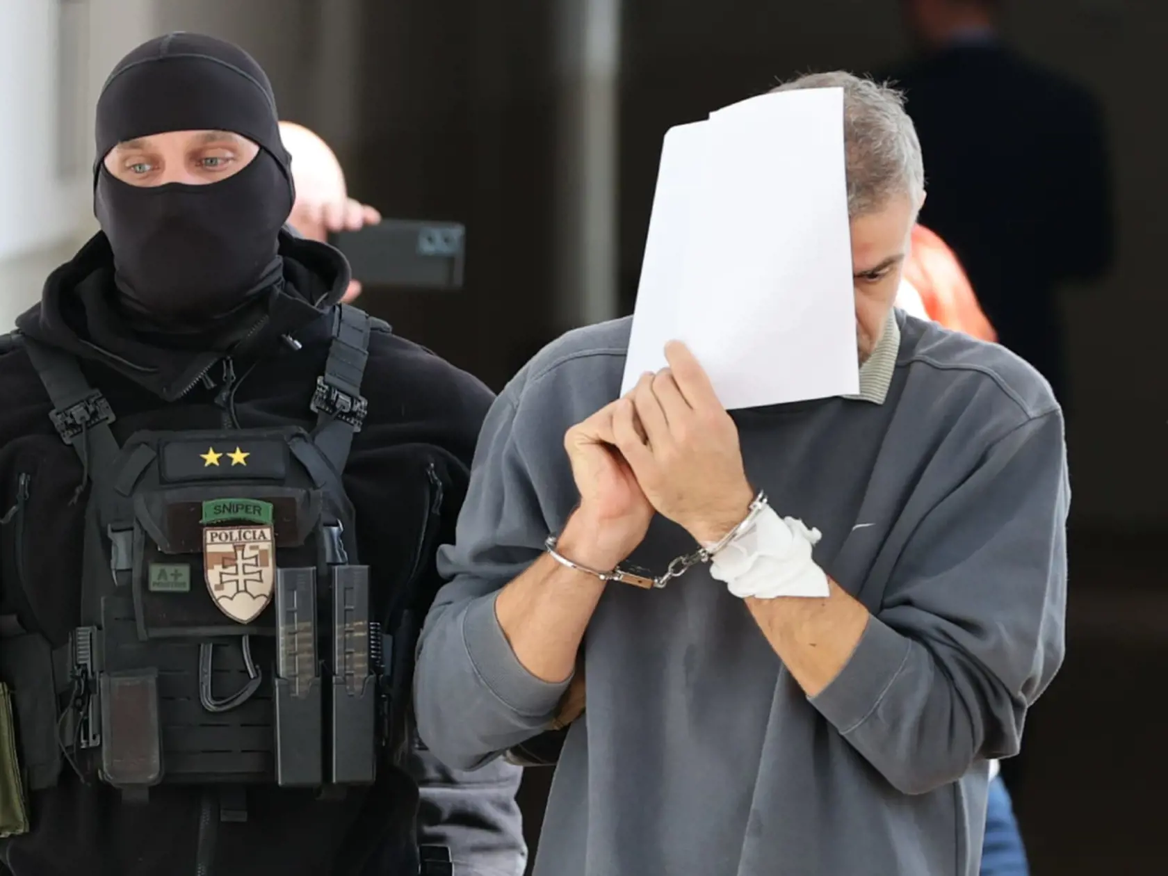 Mestský súd Bratislava I v týchto chvíľach rozhoduje o väzbe pre 43-ročného Juraja, ktorého polícia viní z brutálnej vraždy svojej manželky Janky († 40) v bratislavskom Prievoze. Manželský pár žil v susedstve lídra skupiny Elán Joža Ráža.