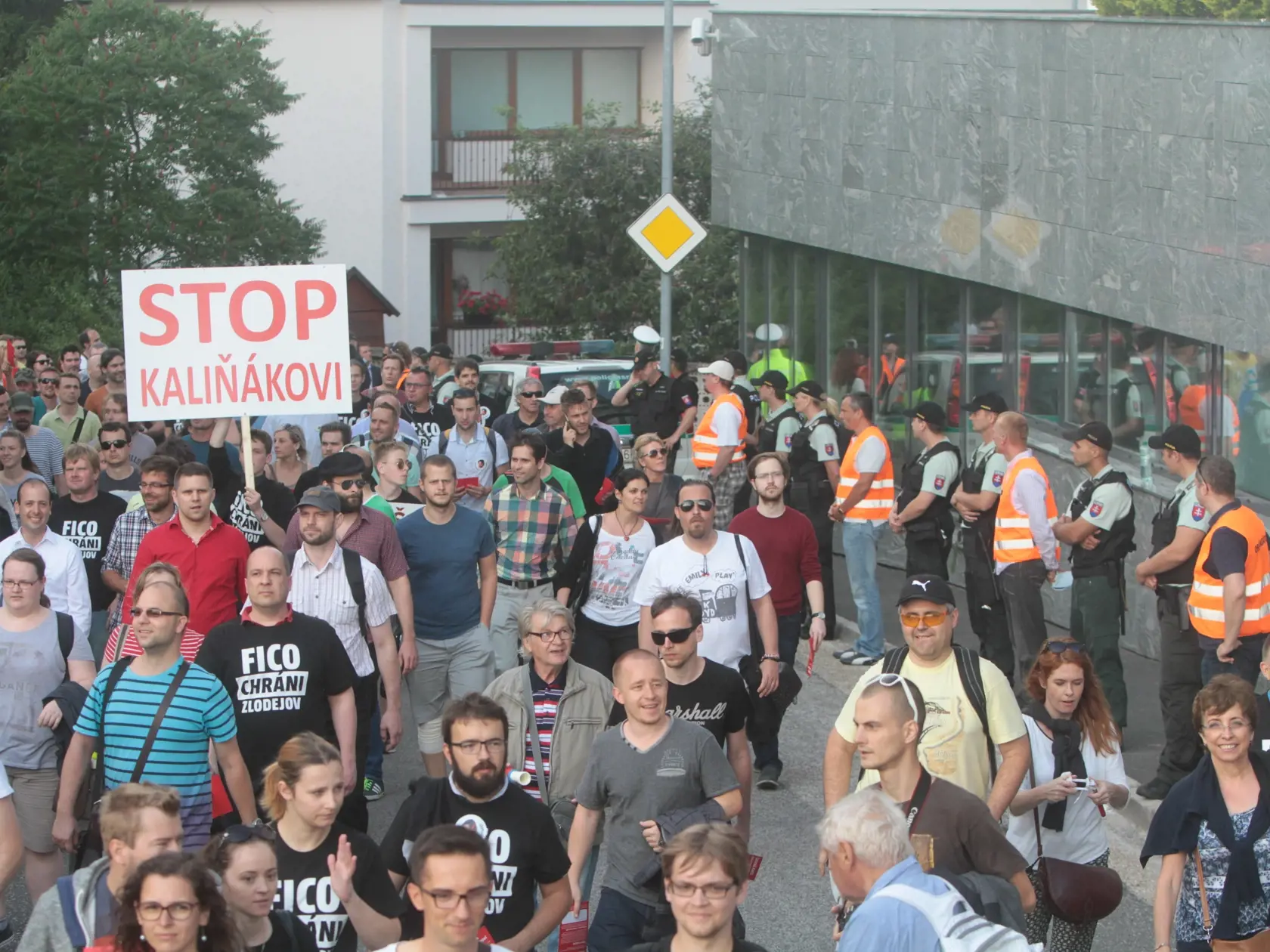 Leto 2016 sa nieslo v znamení protestov pred bytovým komplexom Bonaparte., kauza Bašternák vrcholila.  