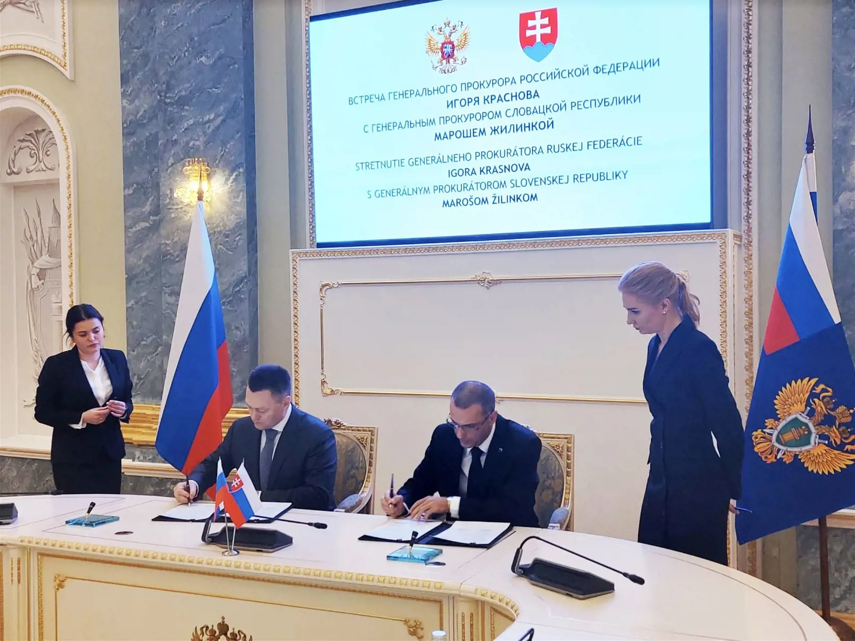 Súčasťou zahraničnej pracovnej cesty v Moskve bol aj podpis Programu spolupráce medzi Generálnou prokuratúrou Slovenskej republiky a Generálnou prokuratúrou Ruskej federácie na roky 2022 a 2023. Na snímke ruský generálny prokurátor Igor Krasnov a jeho partner Maroš Žilinka.