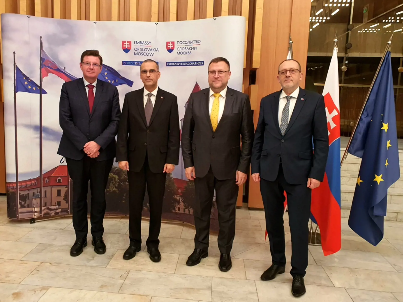Generálny prokurátor Maroš Žilinka navštívil aj slovenské diplomatické zastúpenie v danej krajine. Na Veľvyslanectve Slovenskej republiky v Moskve sa spolu s prvým námestníkom generálneho prokurátora Jozefom Kanderom stretol s mimoriadnym a splnomocneným veľvyslancom Slovenska v Rusku Ľubomírom Rehákom a jeho zástupcom Marekom Bartkom.